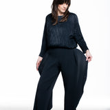 Issey Miyake Damen Langarmshirt SUEDE LIKE PUFF PLEATS schwarz - Detail mit Hose