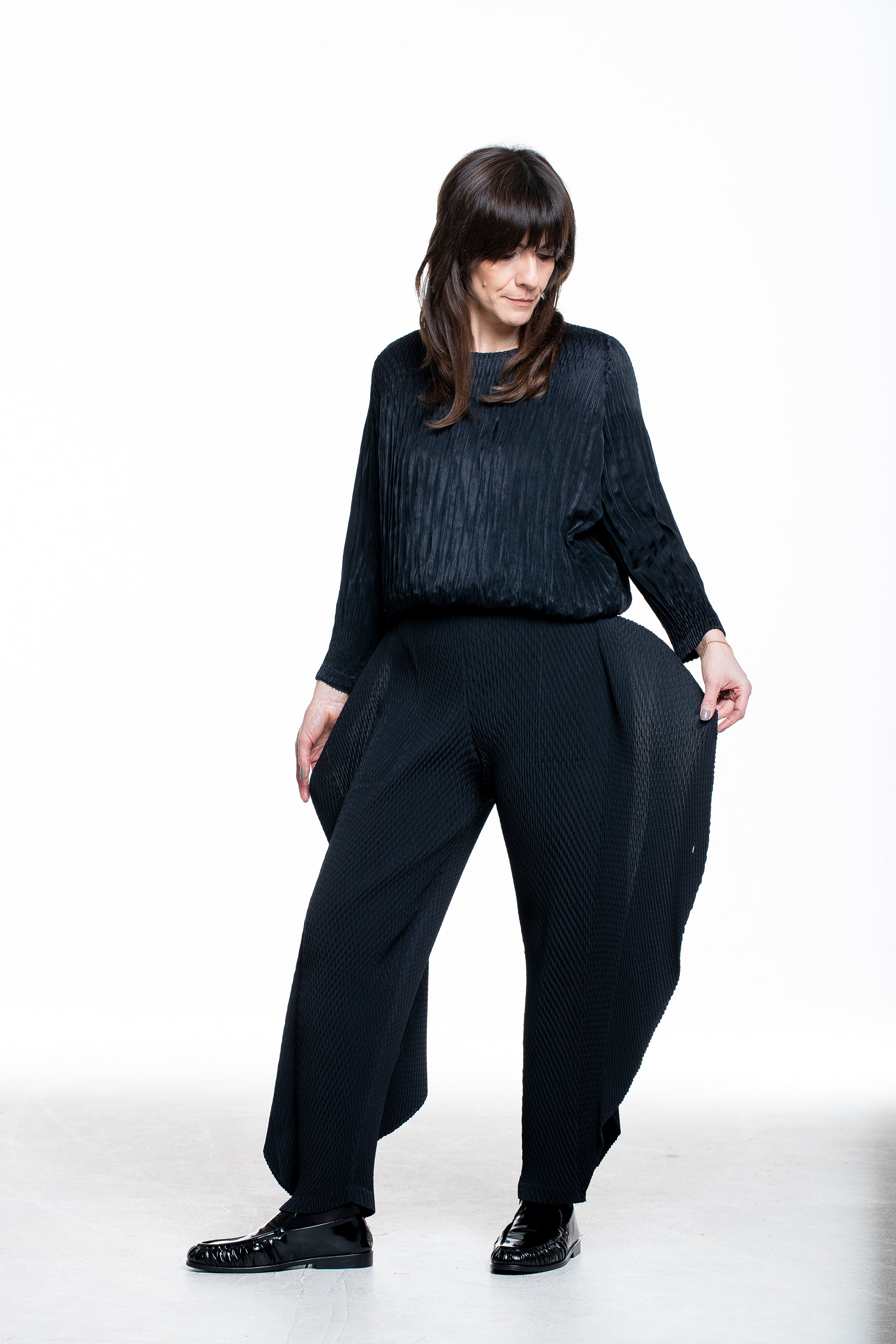 Issey Miyake Damen Langarmshirt SUEDE LIKE PUFF PLEATS schwarz - Detail mit Hose