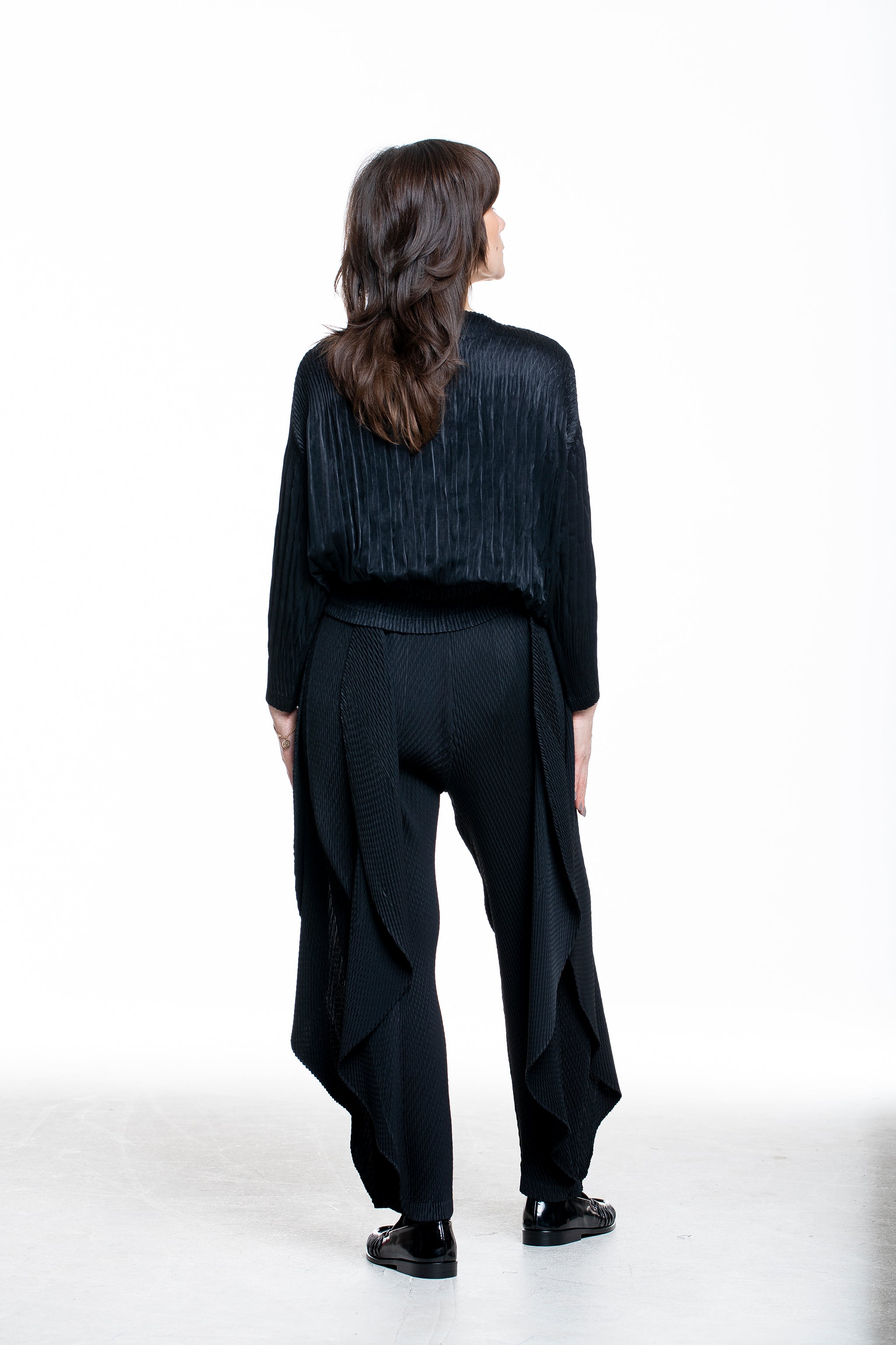 Issey Miyake Damen Langarmshirt SUEDE LIKE PUFF PLEATS schwarz - Rückenansicht