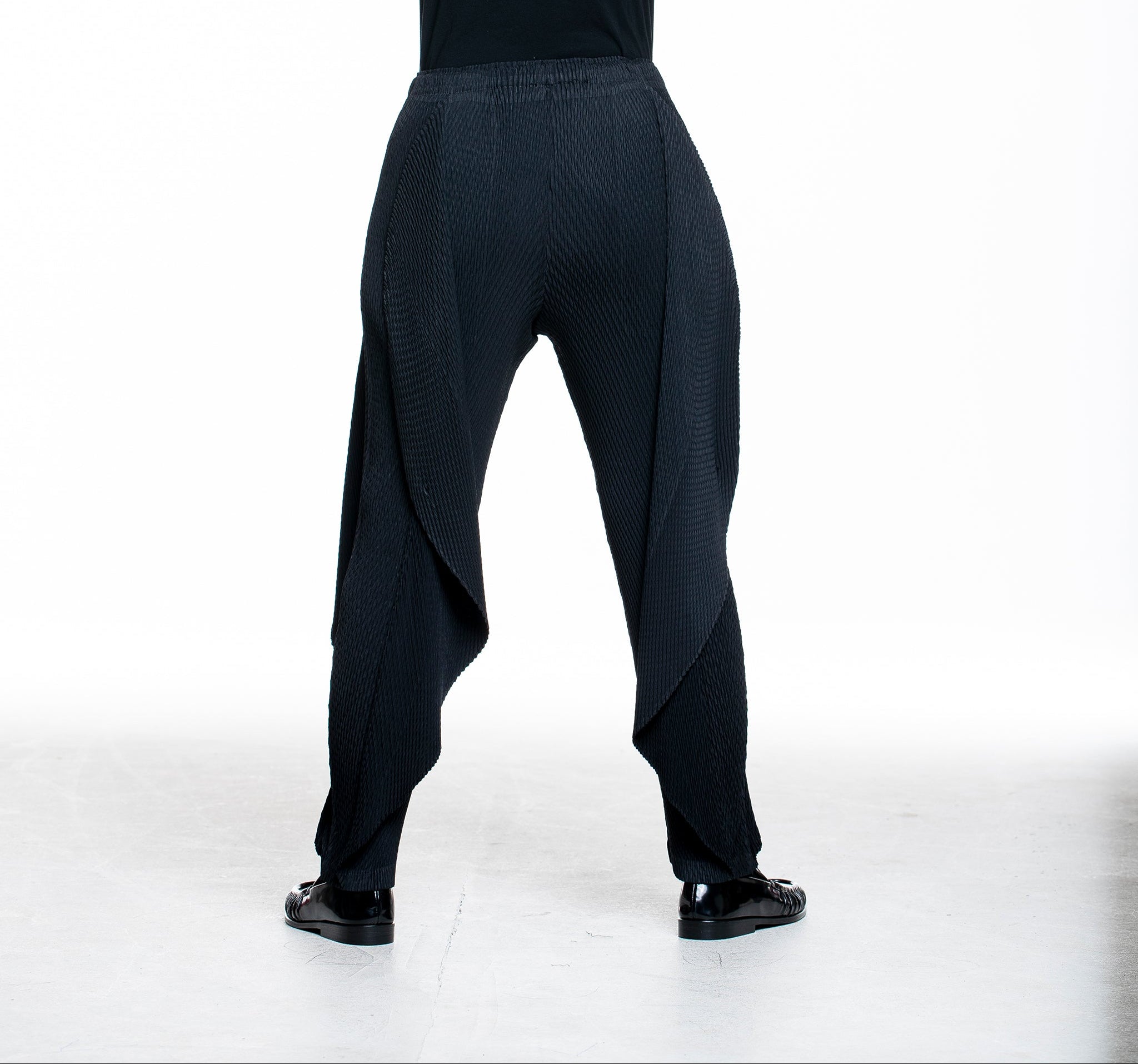 Issey Miyake Damen Hose ORBICULAR PLEATS schwarz - Rückansicht