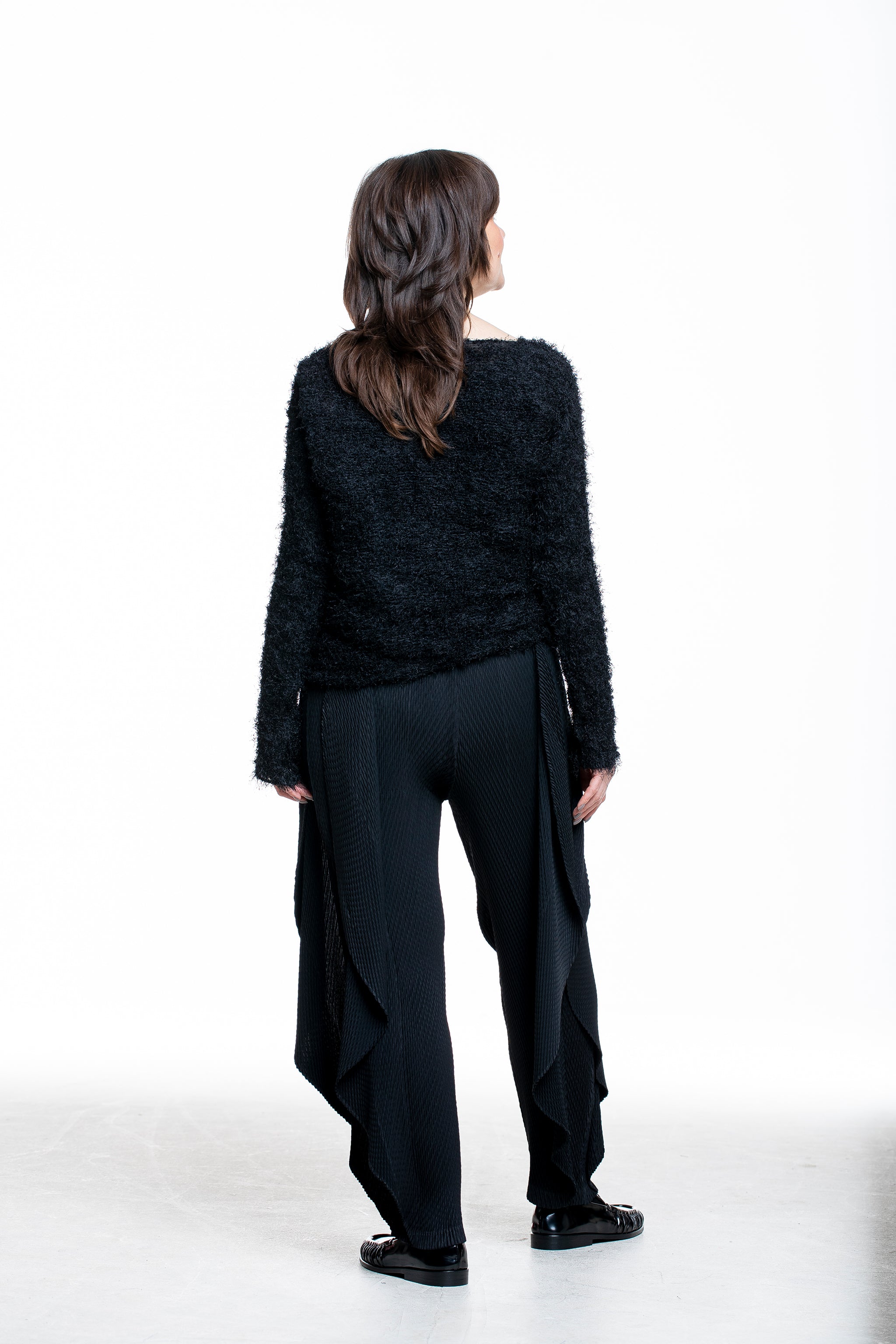 Issey Miyake Damen SHIFTED FUZZY PLEATS Pullover schwarz - Rückansicht