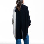 Suzusan Damen Kaschmir Cape schwarz hellgrau - Rückansicht