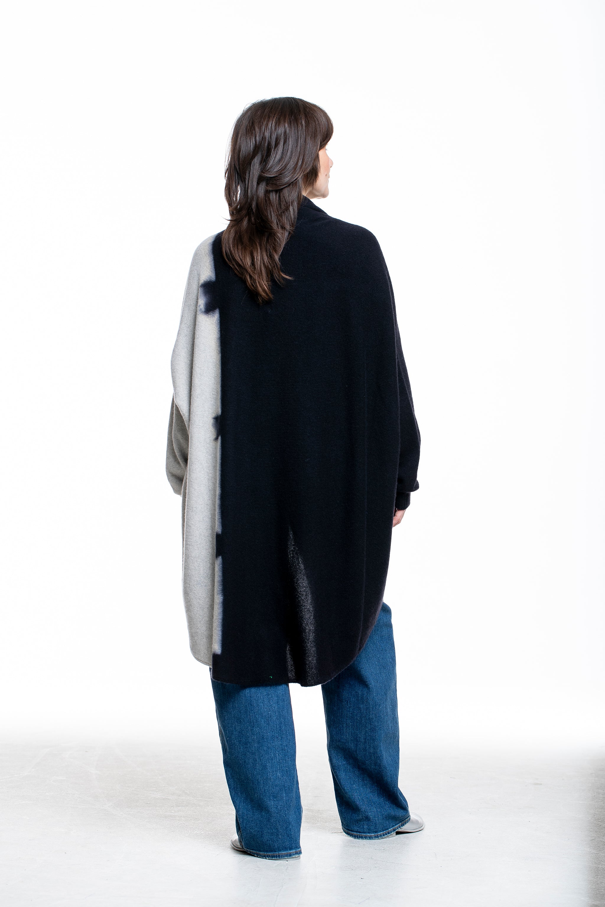 Suzusan Damen Kaschmir Cape schwarz hellgrau - Rückansicht