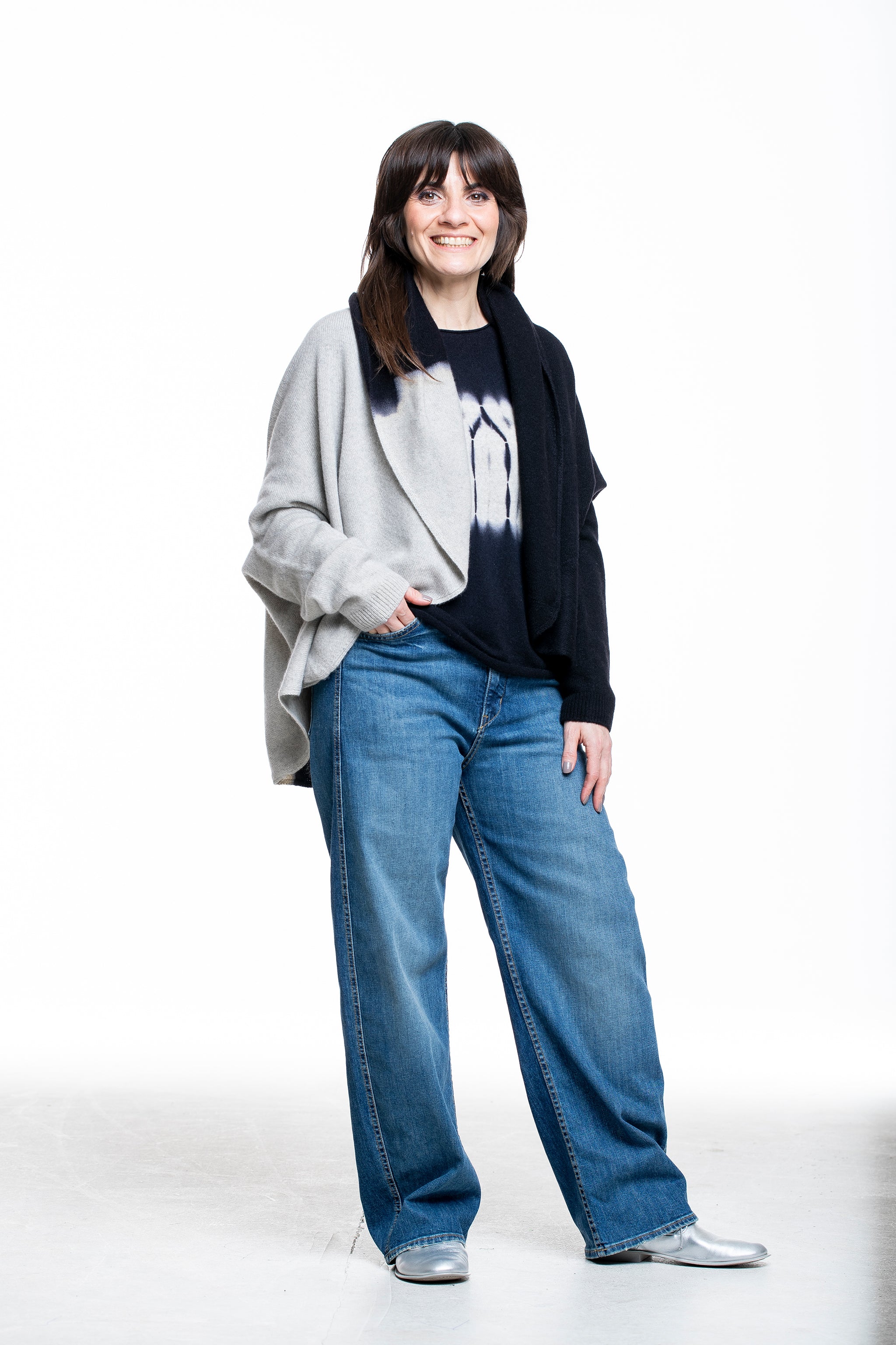 Suzusan Damen Kaschmir Cape schwarz hellgrau - drappiert