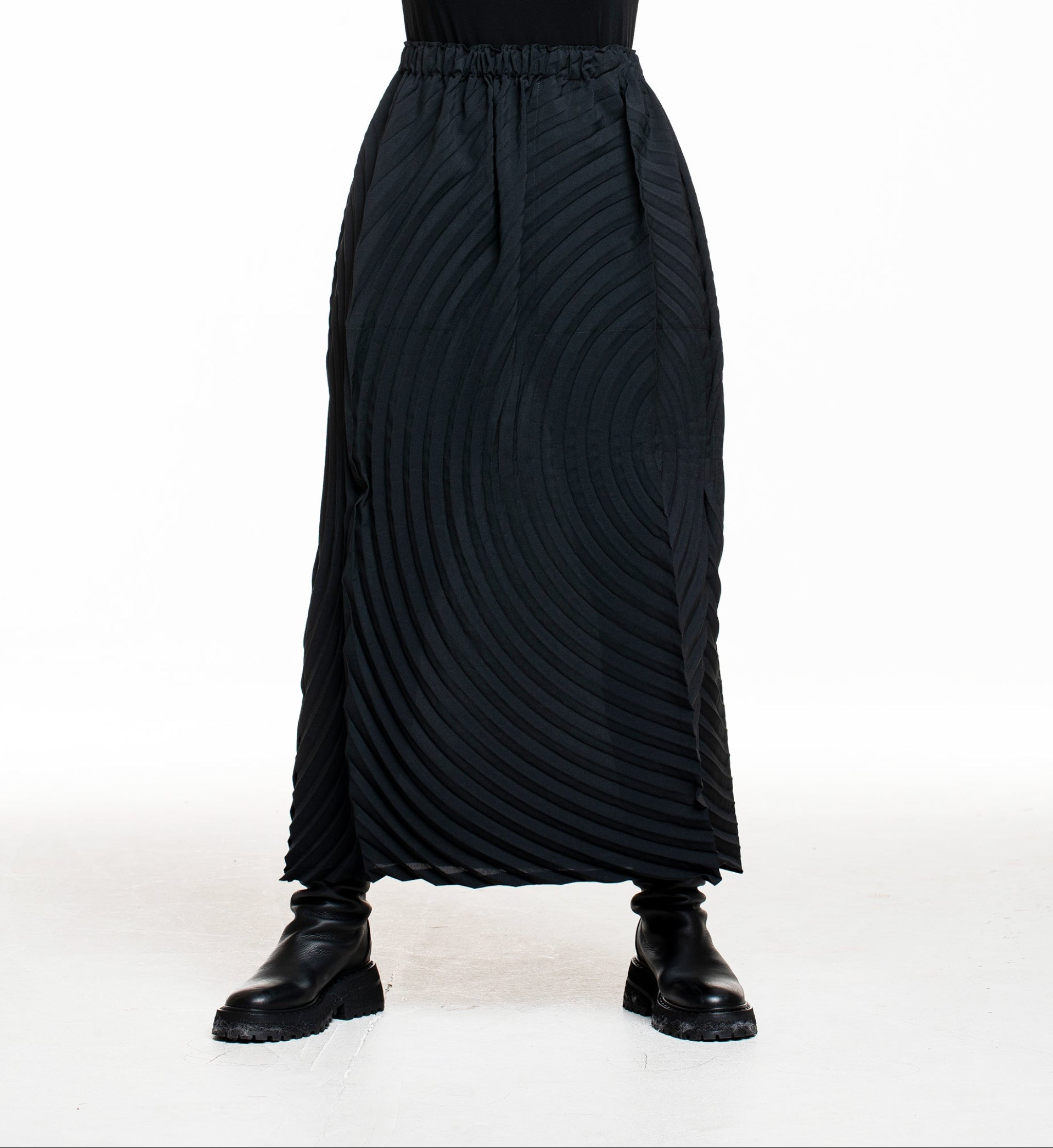 Issey Miyake langer Faltenrock schwarz, Frontansicht