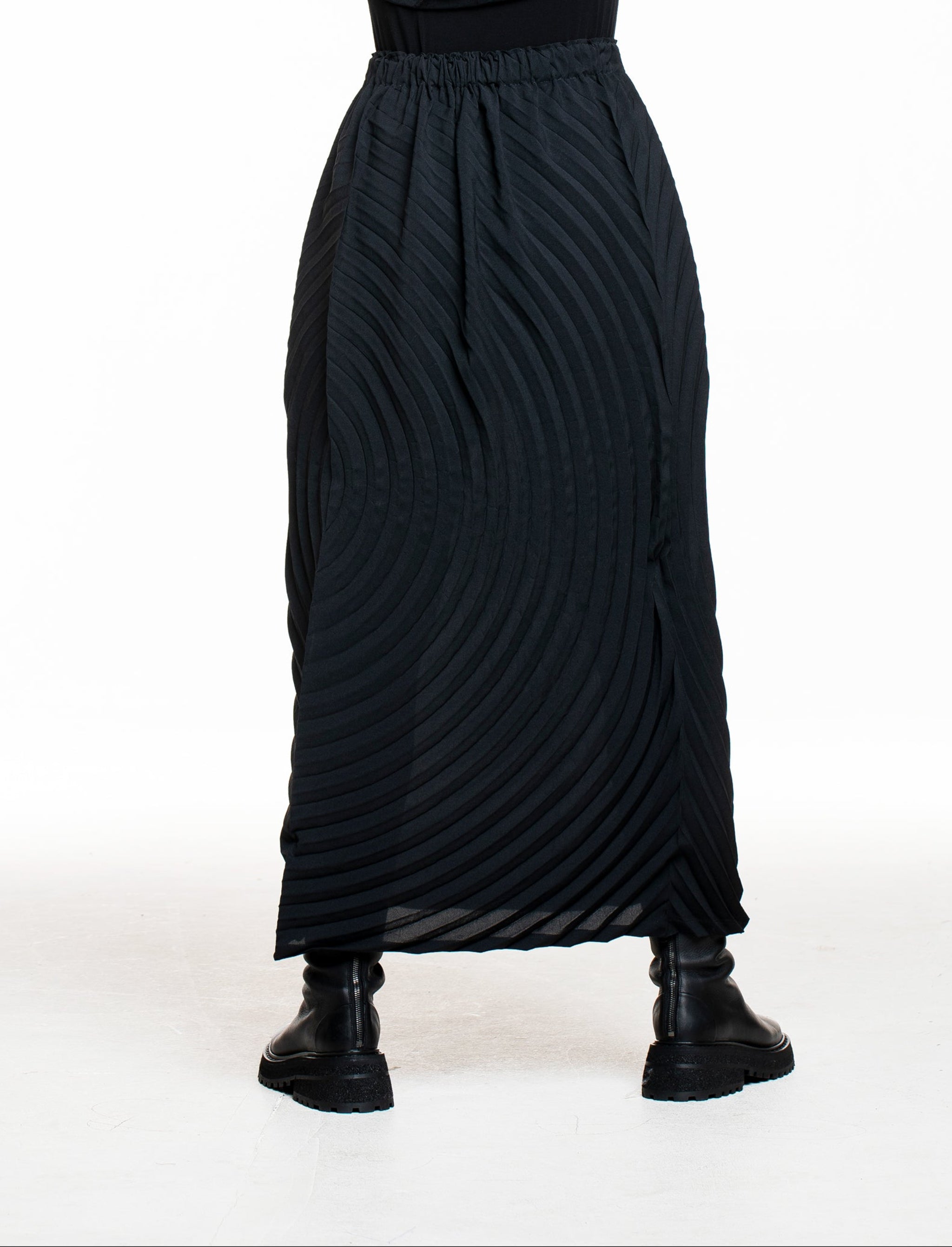 ssey Miyake langer Faltenrock schwarz, Rückansicht