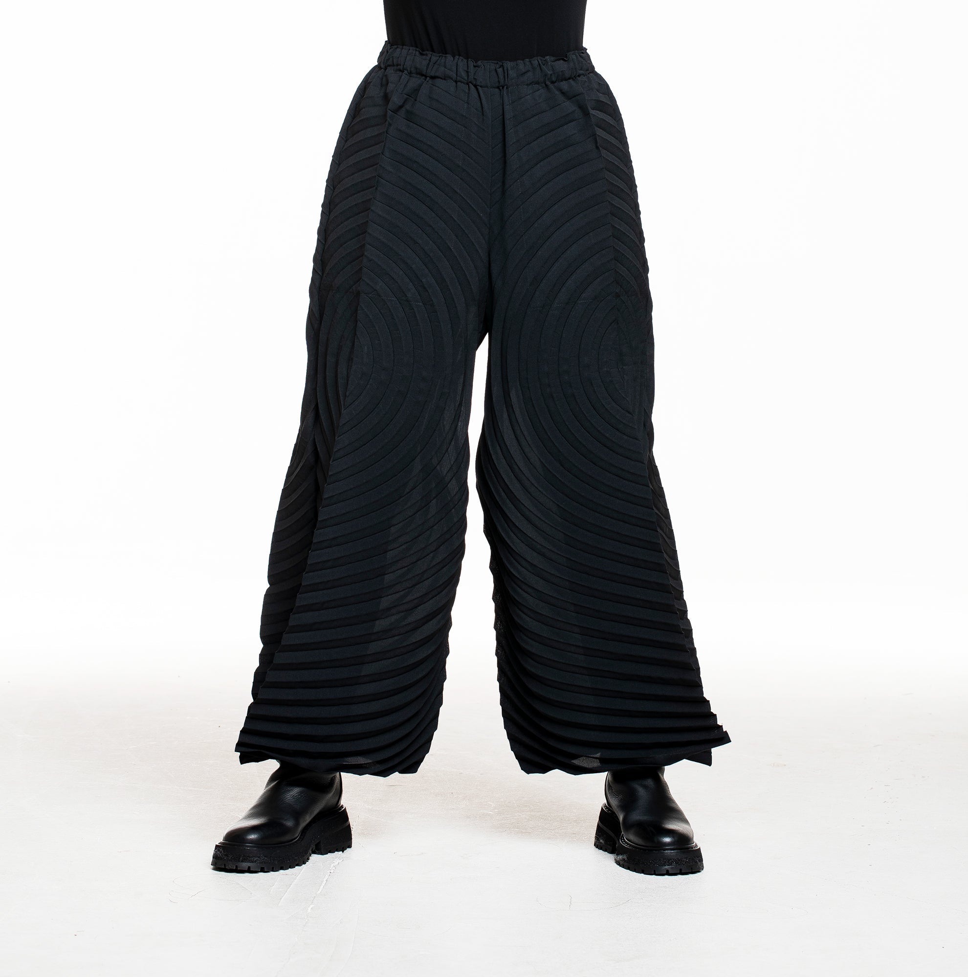 Issey Miyake weite Faltenhose schwarz, Frontansicht an Model