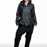 Rundholz Damen Lederjacke mit Kapuze schwarz, Frontansicht, Model in entspannter Pose