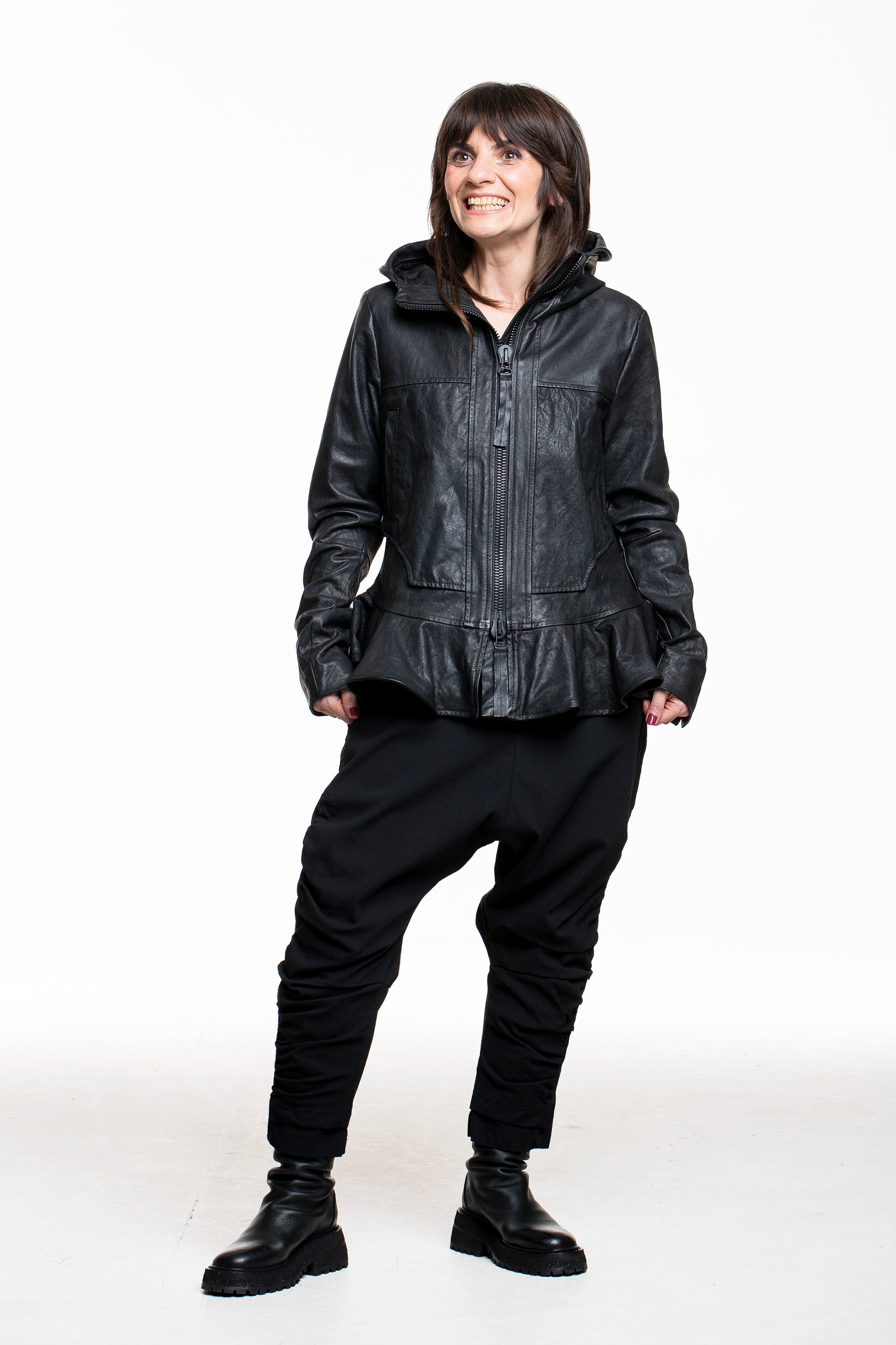 Rundholz Damen Lederjacke mit Kapuze schwarz, Frontansicht, Model in entspannter Pose
