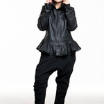 Rundholz Damen Lederjacke mit Kapuze schwarz, Frontansicht, Model mit geschlossener Kapuze