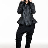 Rundholz Damen Lederjacke mit Kapuze schwarz, Frontansicht, Model mit geschlossener Kapuze