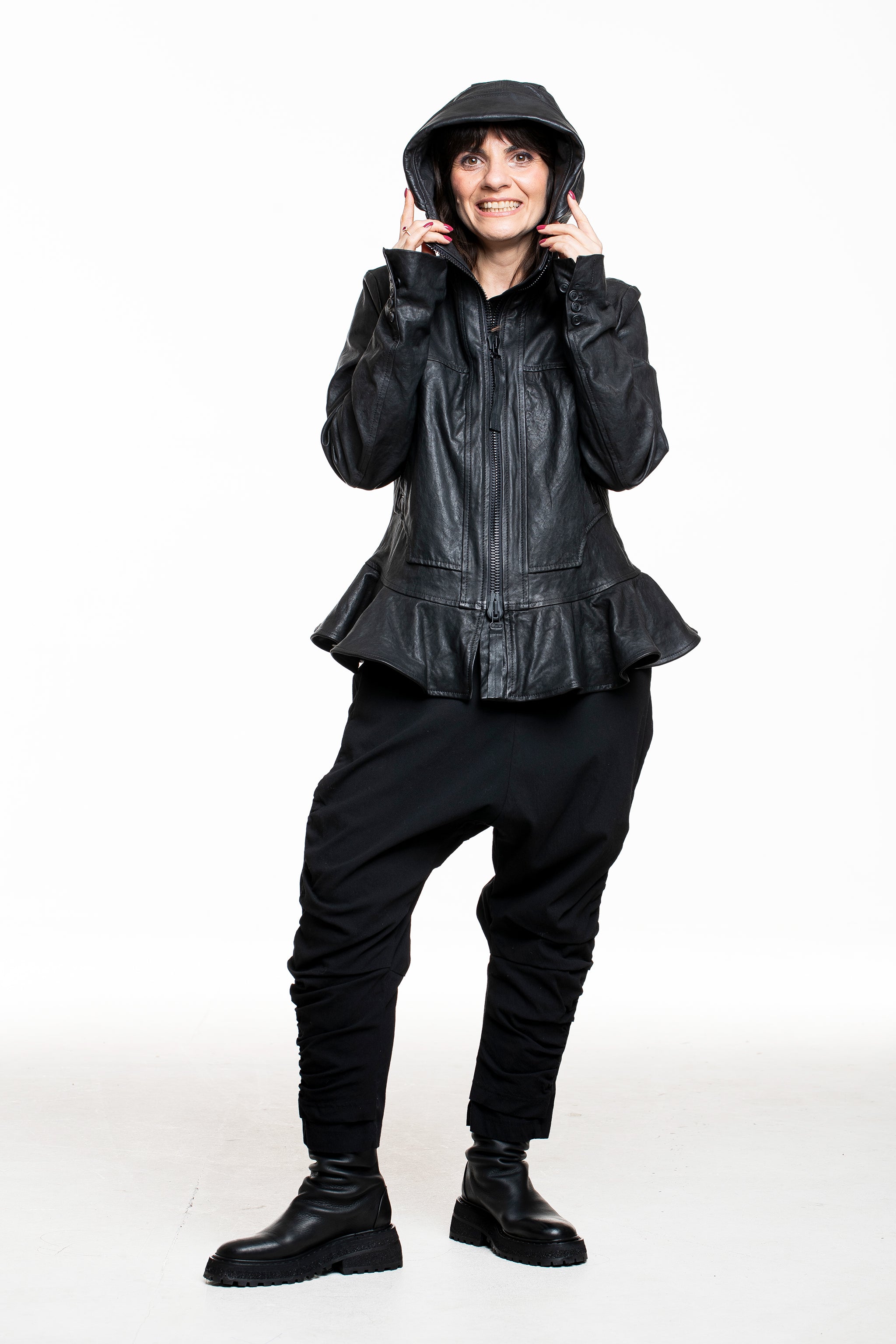 Rundholz Damen Lederjacke mit Kapuze schwarz, Frontansicht, Model mit geschlossener Kapuze