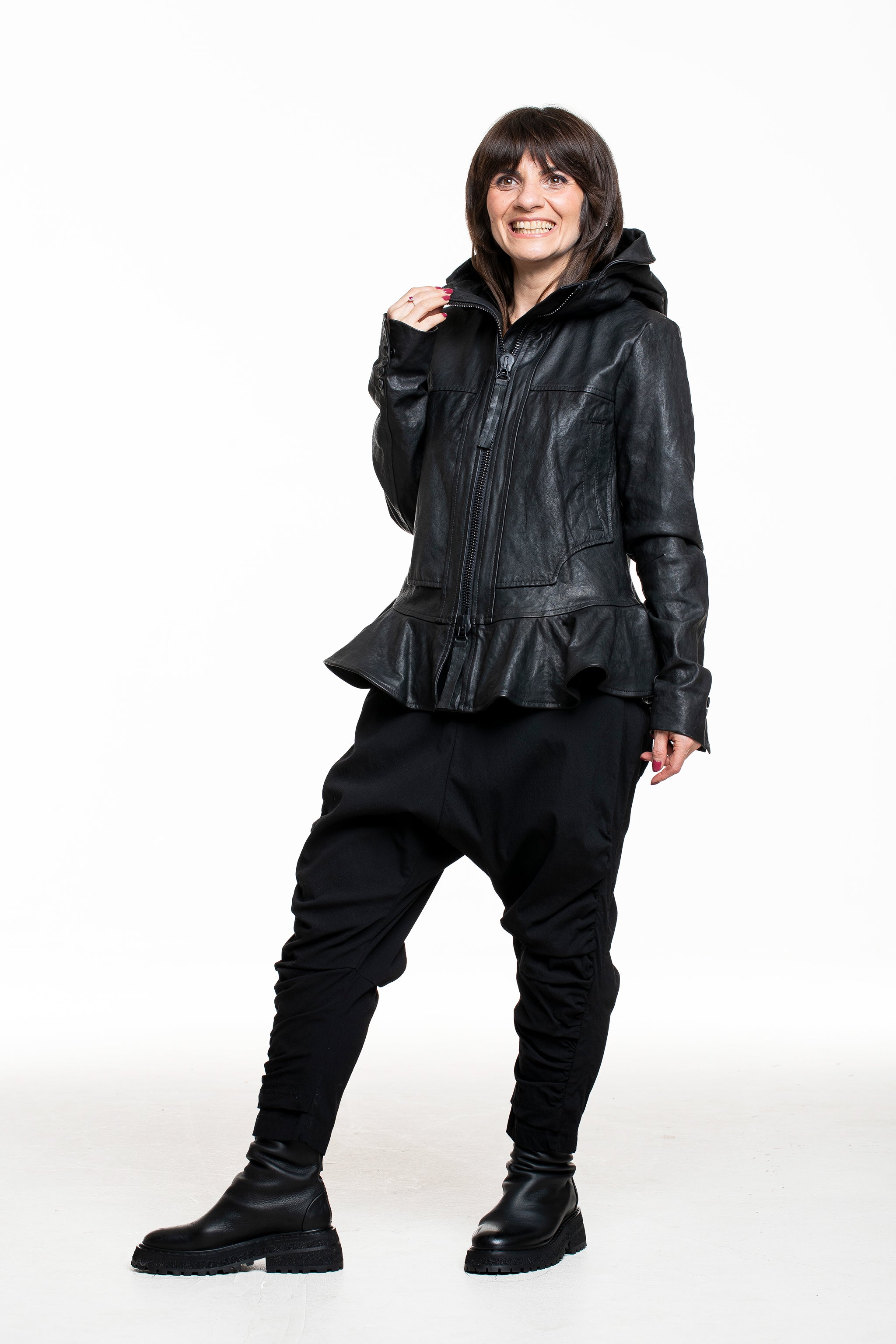 Rundholz Damen Lederjacke mit Kapuze schwarz, seitliche Ansicht mit Schößchen-Saum