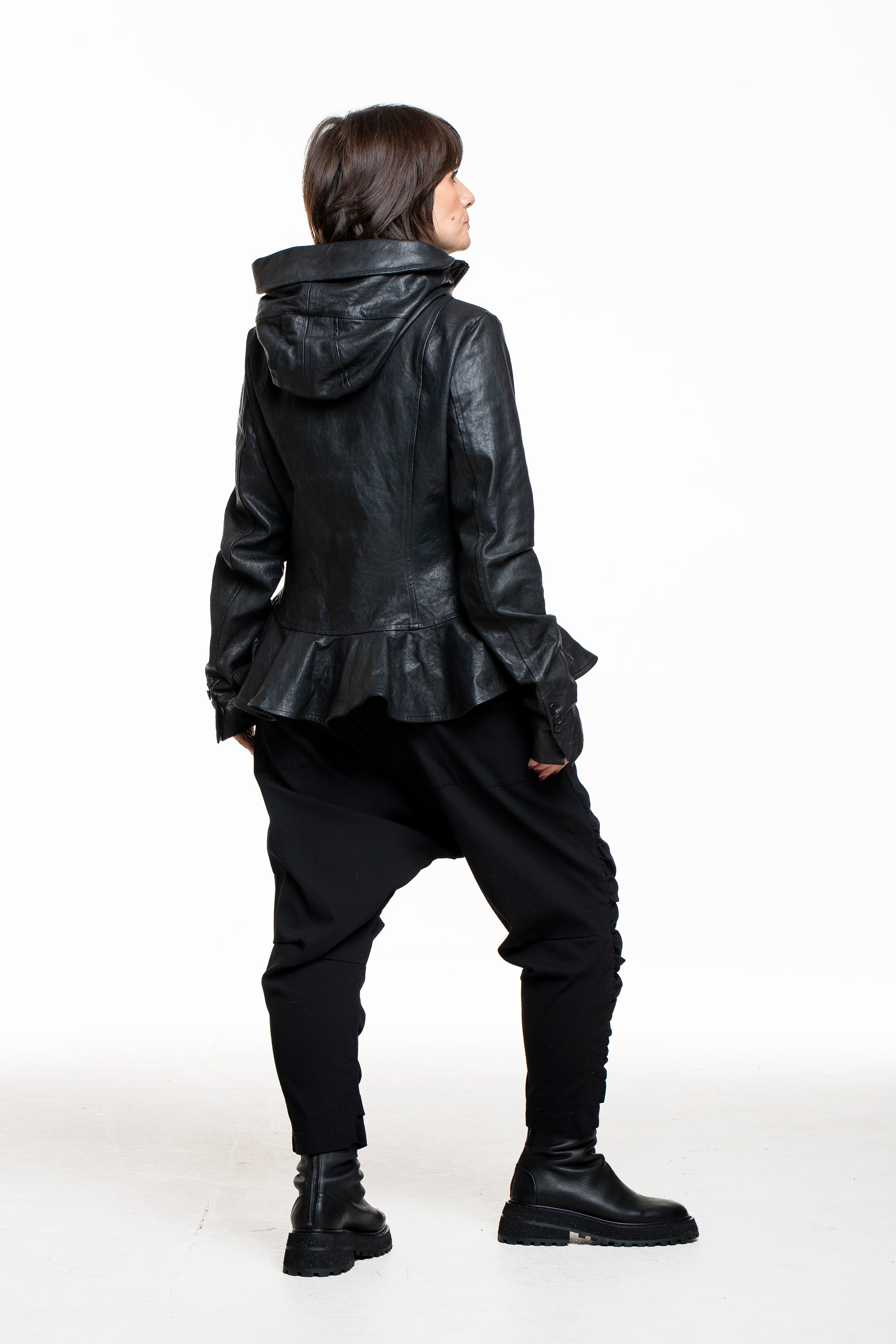 Rundholz Damen Lederjacke mit Kapuze schwarz, Rückenansicht mit Kapuze und Schößchen