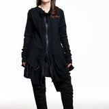 Model trägt Rundholz Damen Wolljacke aus schwarzer Wolle, Vorderansicht