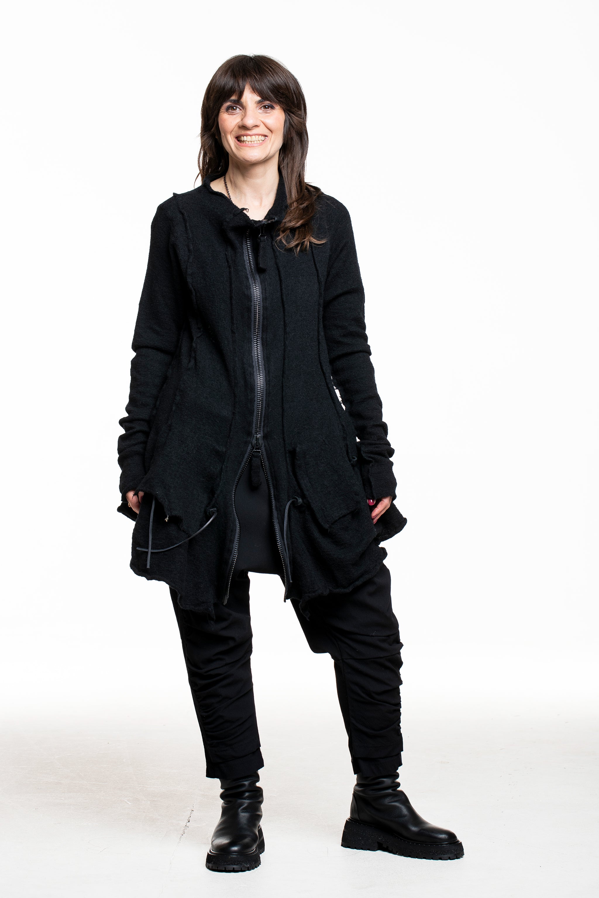 Model trägt Rundholz Damen Wolljacke aus schwarzer Wolle, Vorderansicht