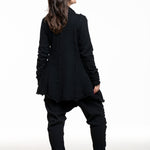 Rundholz Damen Wolljacke aus schwarzer Wolle mit zipfligem Saum, Rückansicht