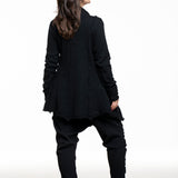 Rundholz Damen Wolljacke aus schwarzer Wolle mit zipfligem Saum, Rückansicht