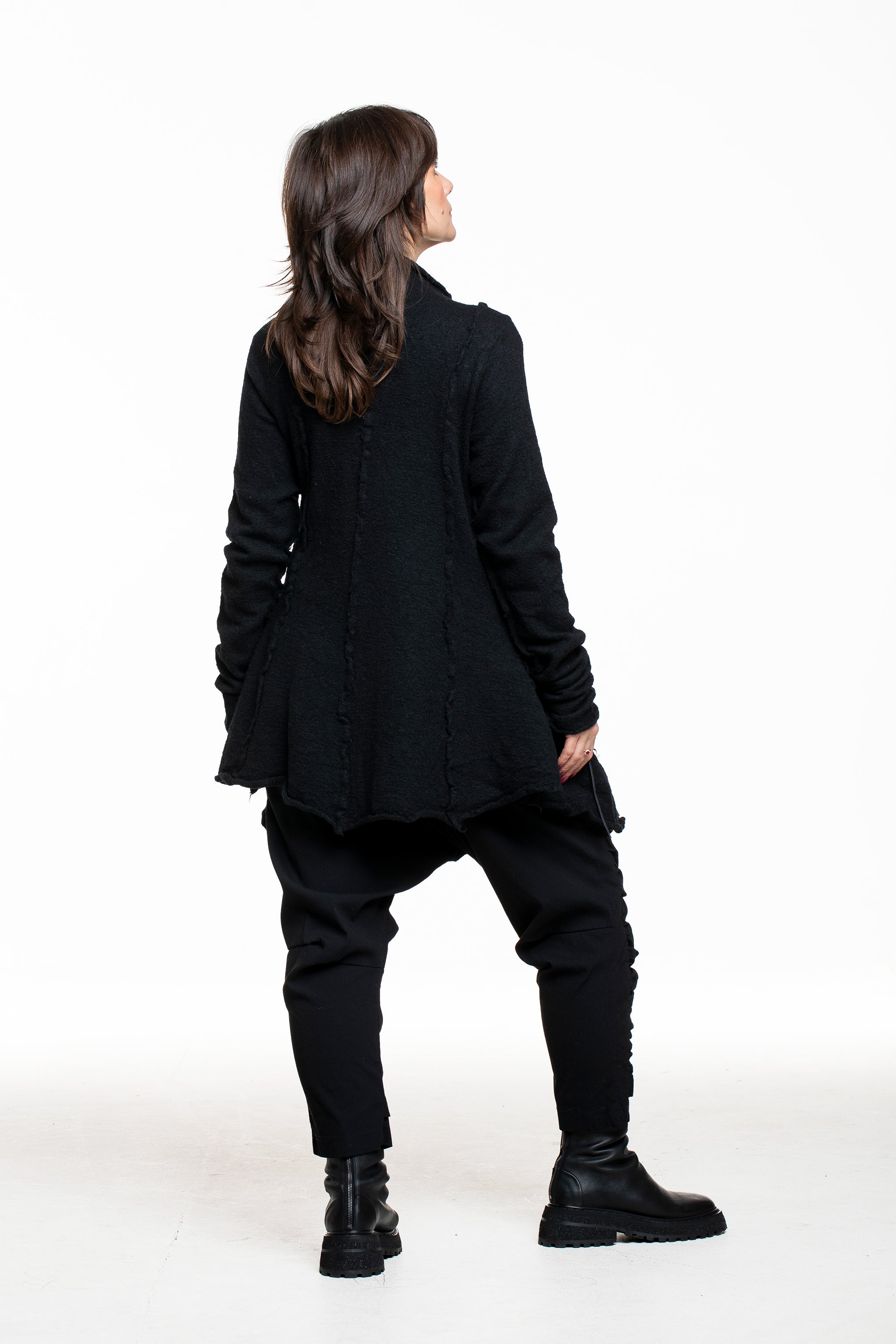 Rundholz Damen Wolljacke aus schwarzer Wolle mit zipfligem Saum, Rückansicht