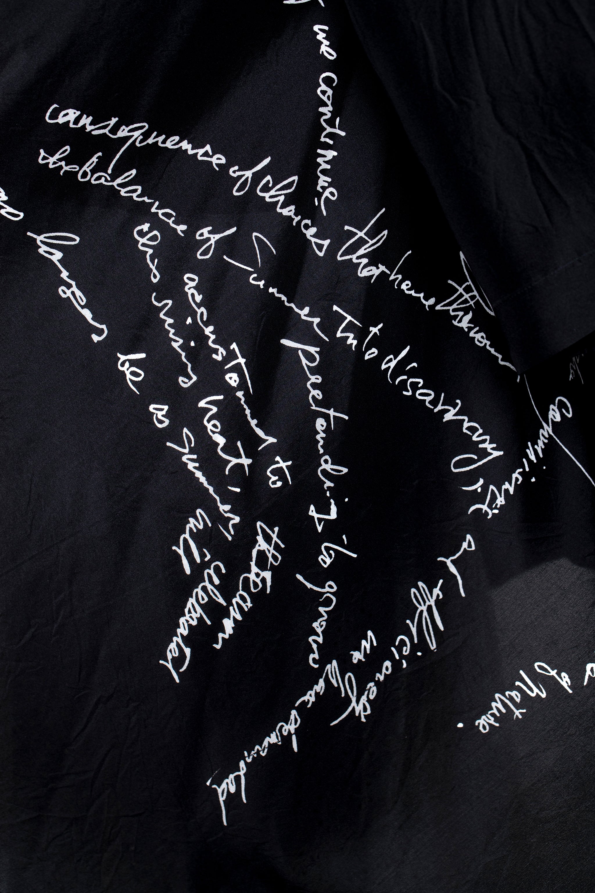 Yohji Yamamoto Damen Seidenbluse mit Print schwarz Detail