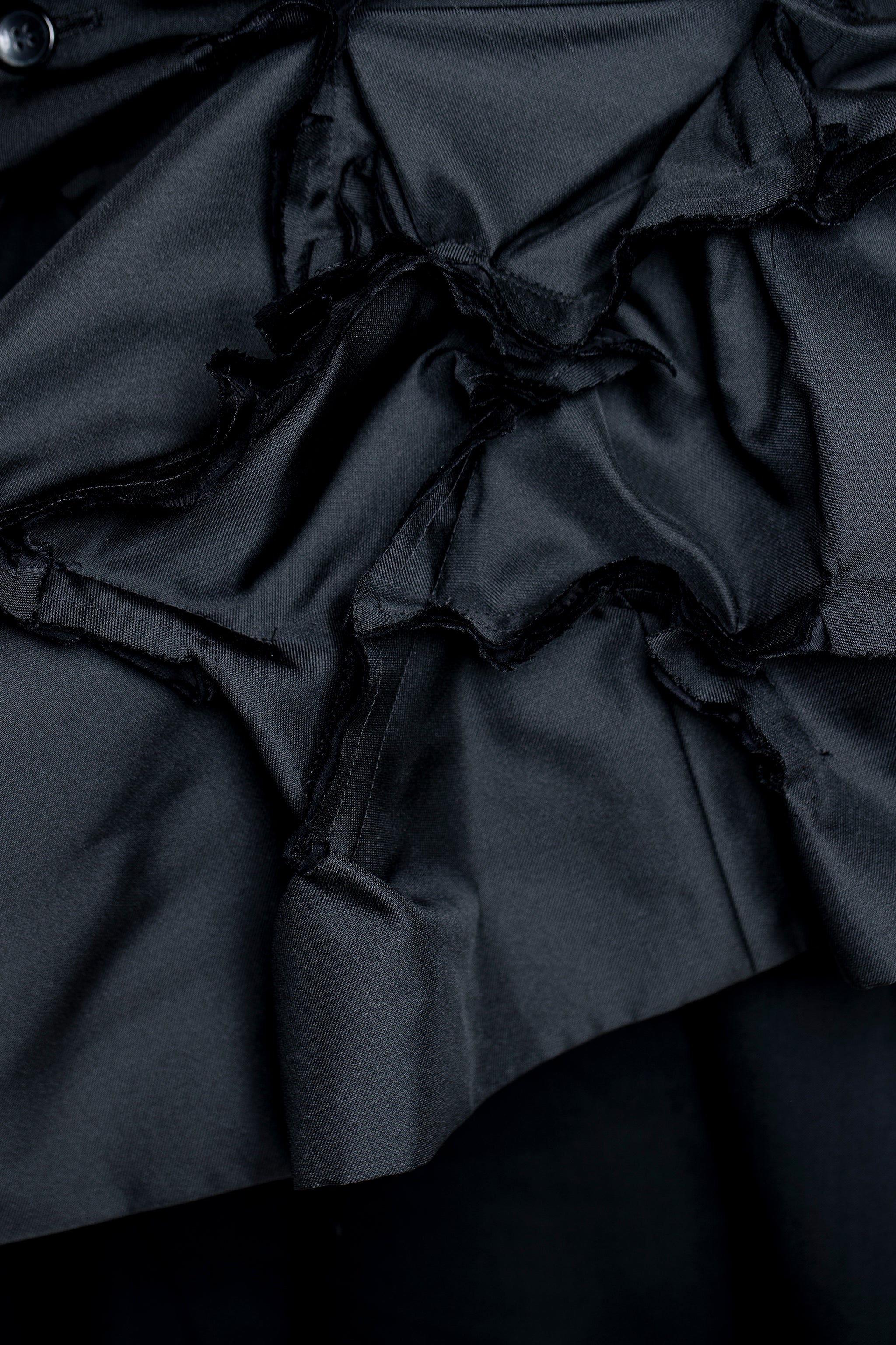 Comme des Garçons Jacke schwarz Detail Volantstruktur