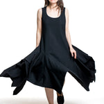 Comme des Garçons schwarzes Volumenkleid in Bewegung