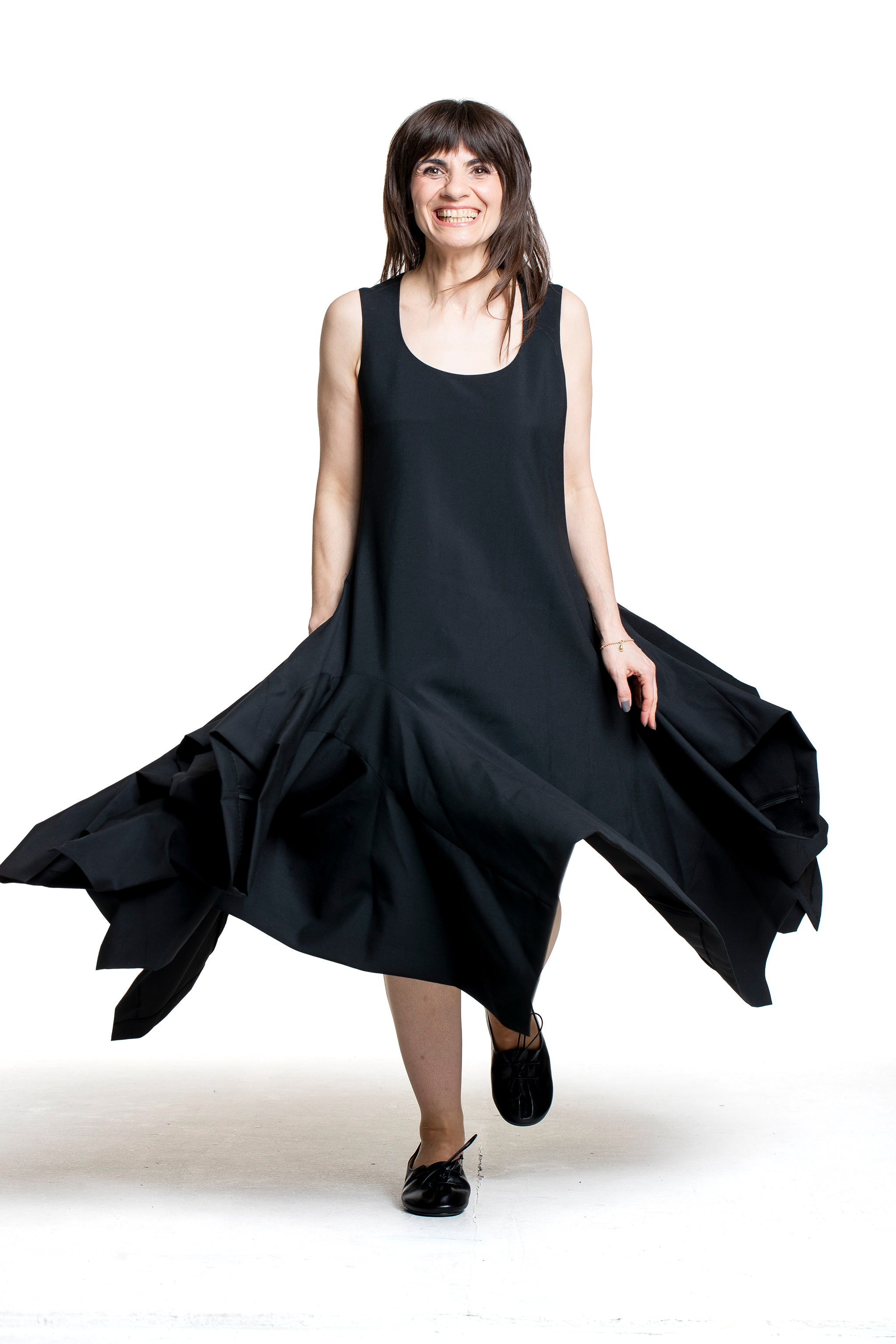 Comme des Garçons schwarzes Volumenkleid in Bewegung