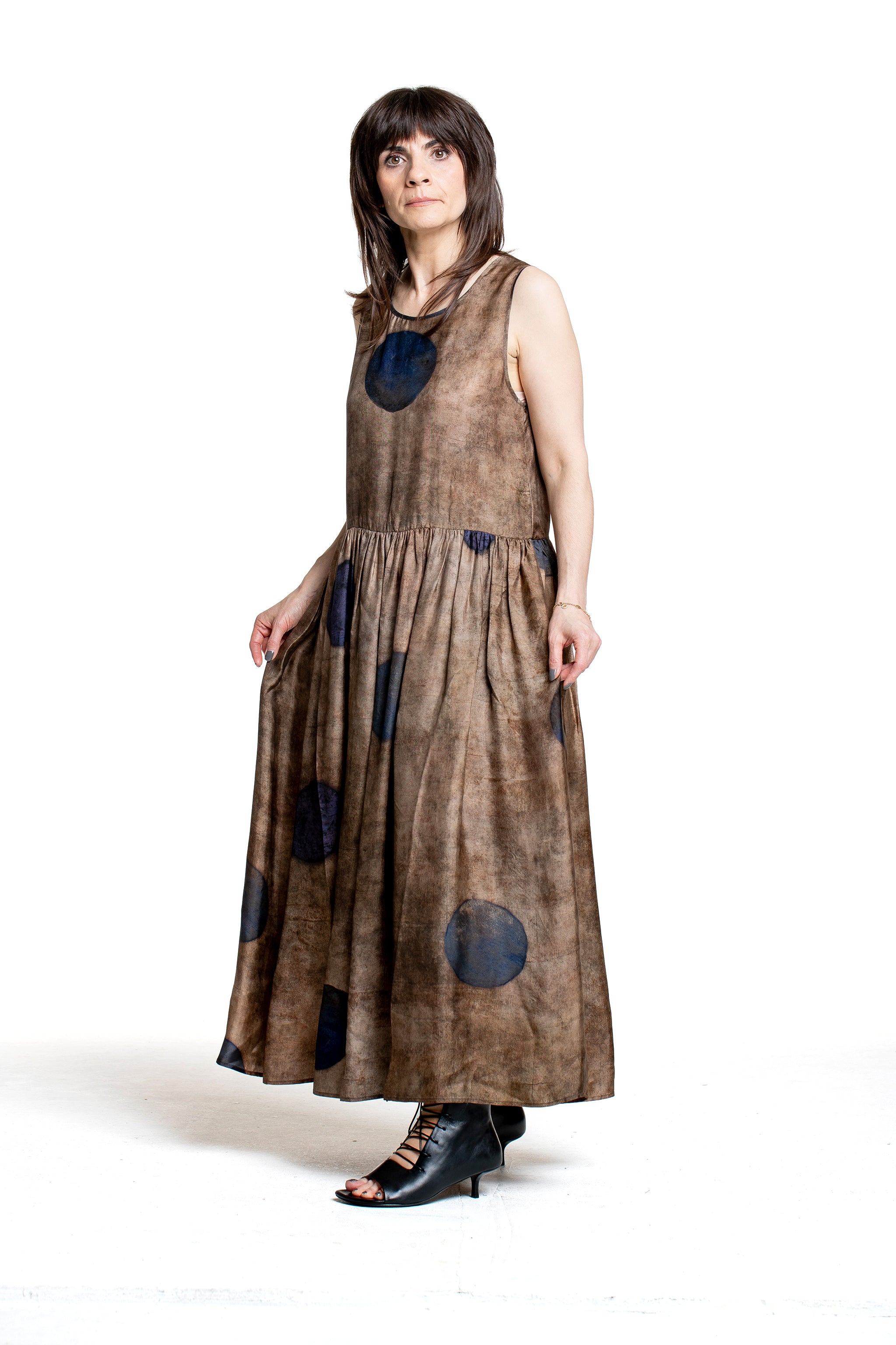 Uma Wang Ardal Dress in Beige und Blau 3/4-Ansicht
