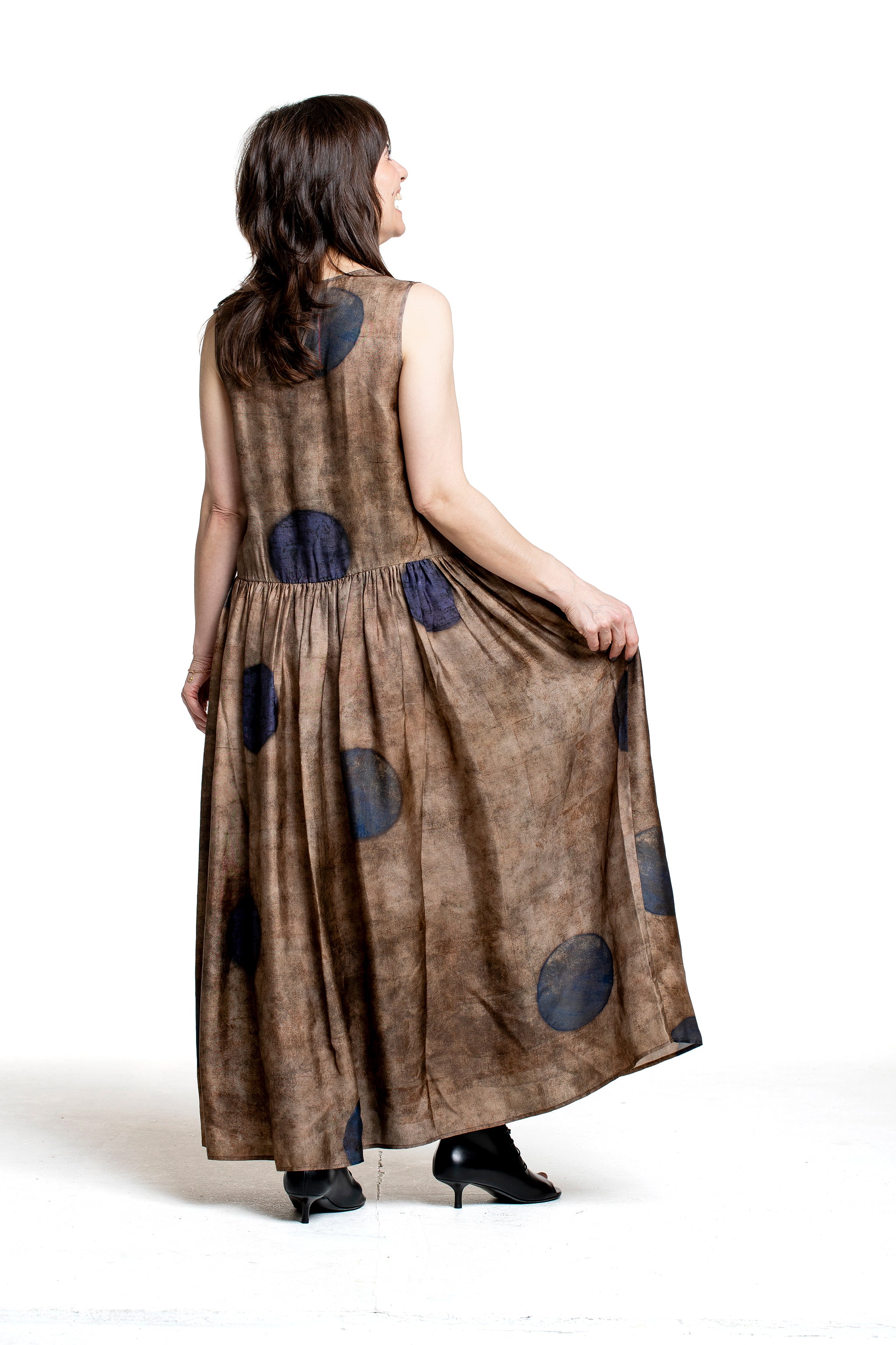 Uma Wang Kleid beige blau Rückansicht mit weitem Fall
