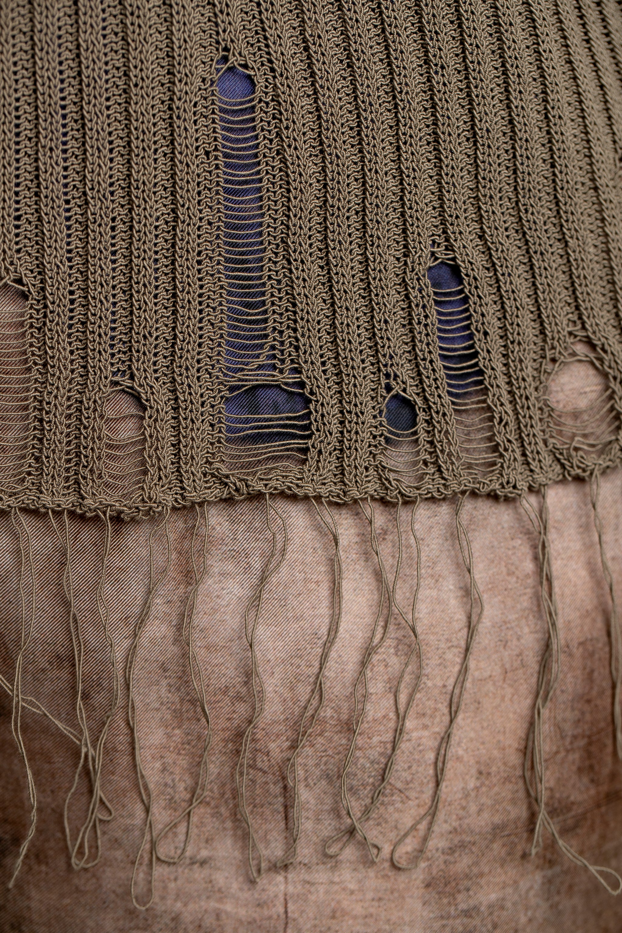 Uma Wang Baumwolloberteil Dark Grey mit Rippenstruktur - Detail Fransen