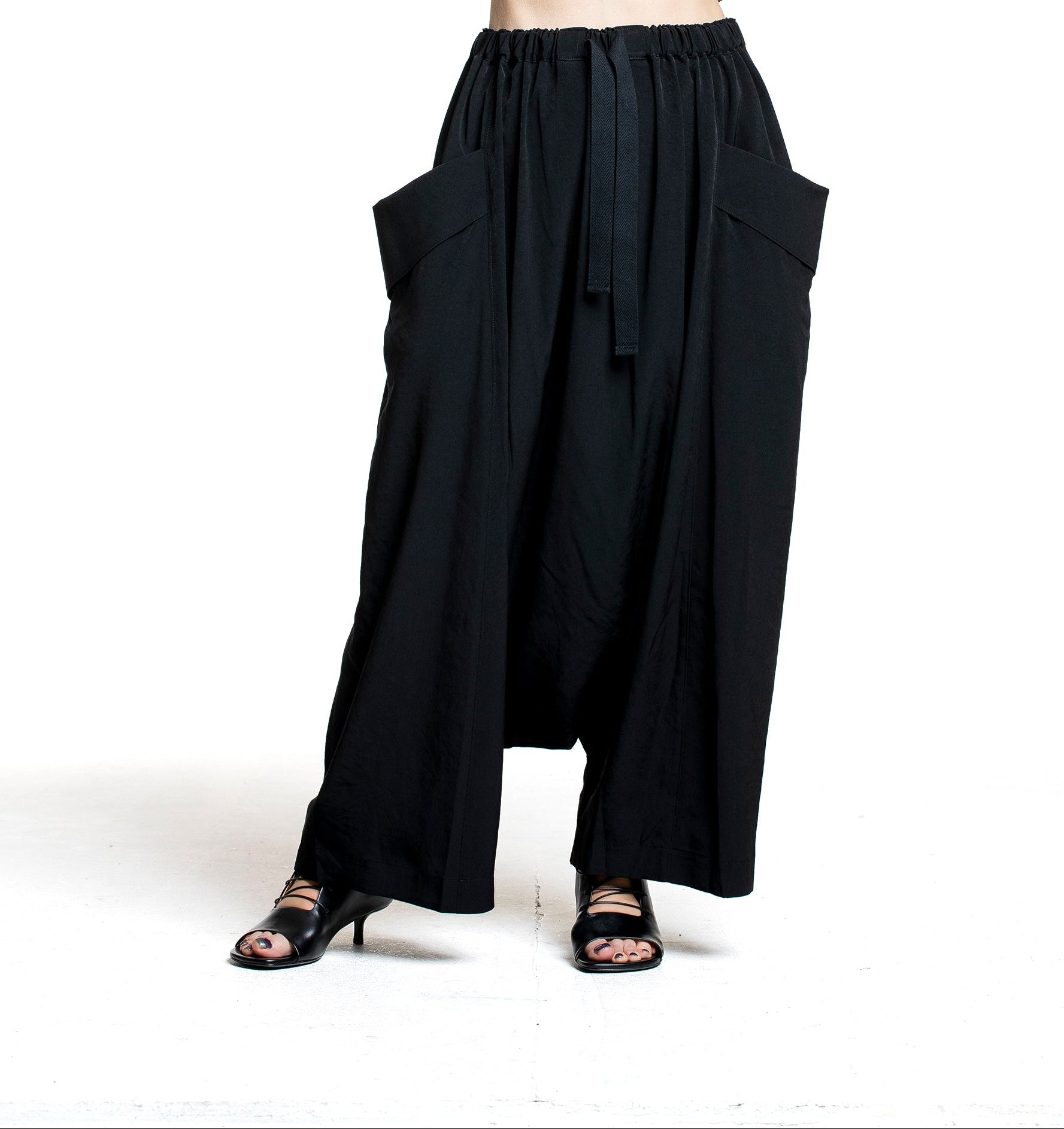 Yohji Yamamoto Damen Sarouelhose mit großen Taschen schwarz Vorderansicht