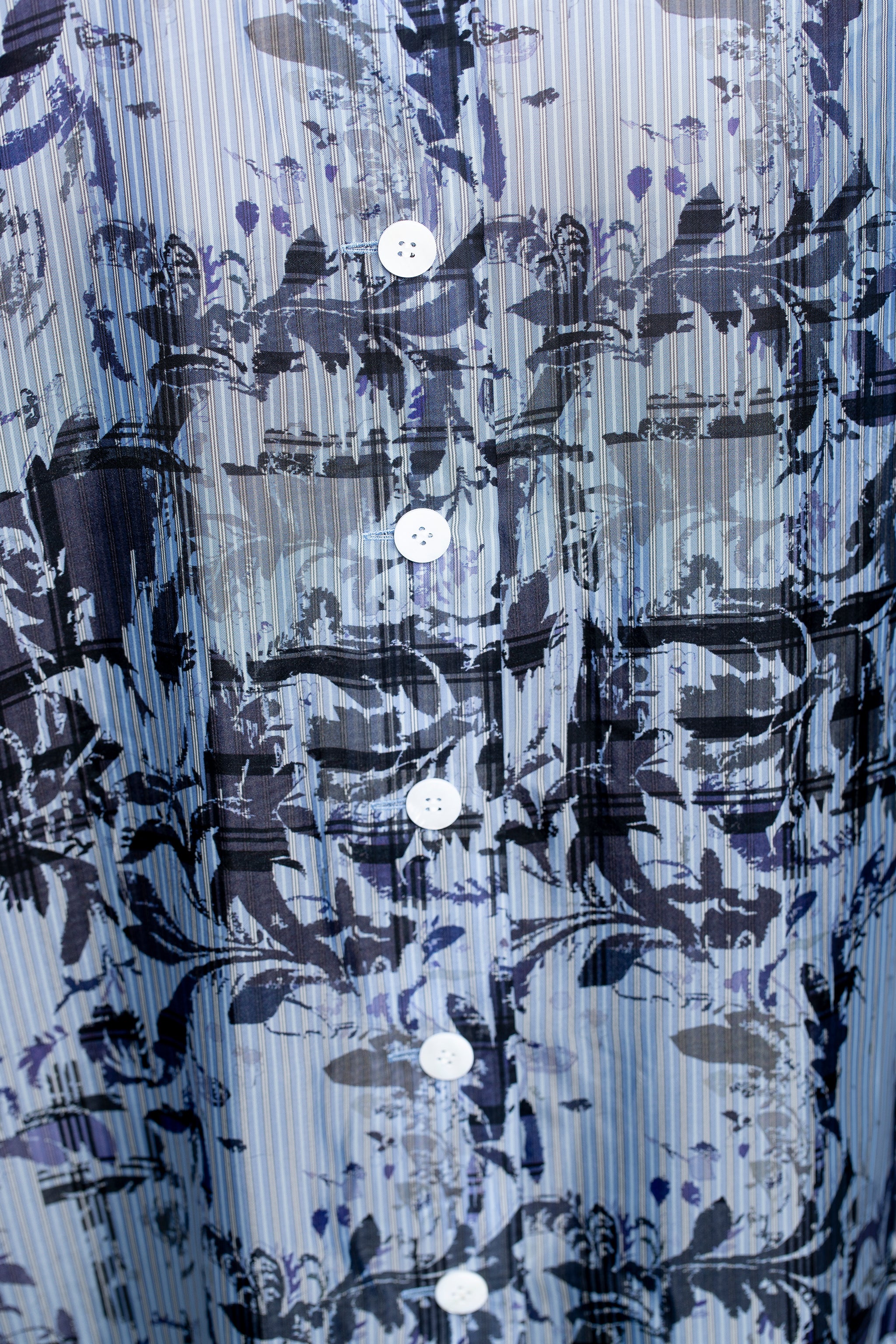 Yohji Yamamoto Damen Hemdbluse mit Print blau Detail