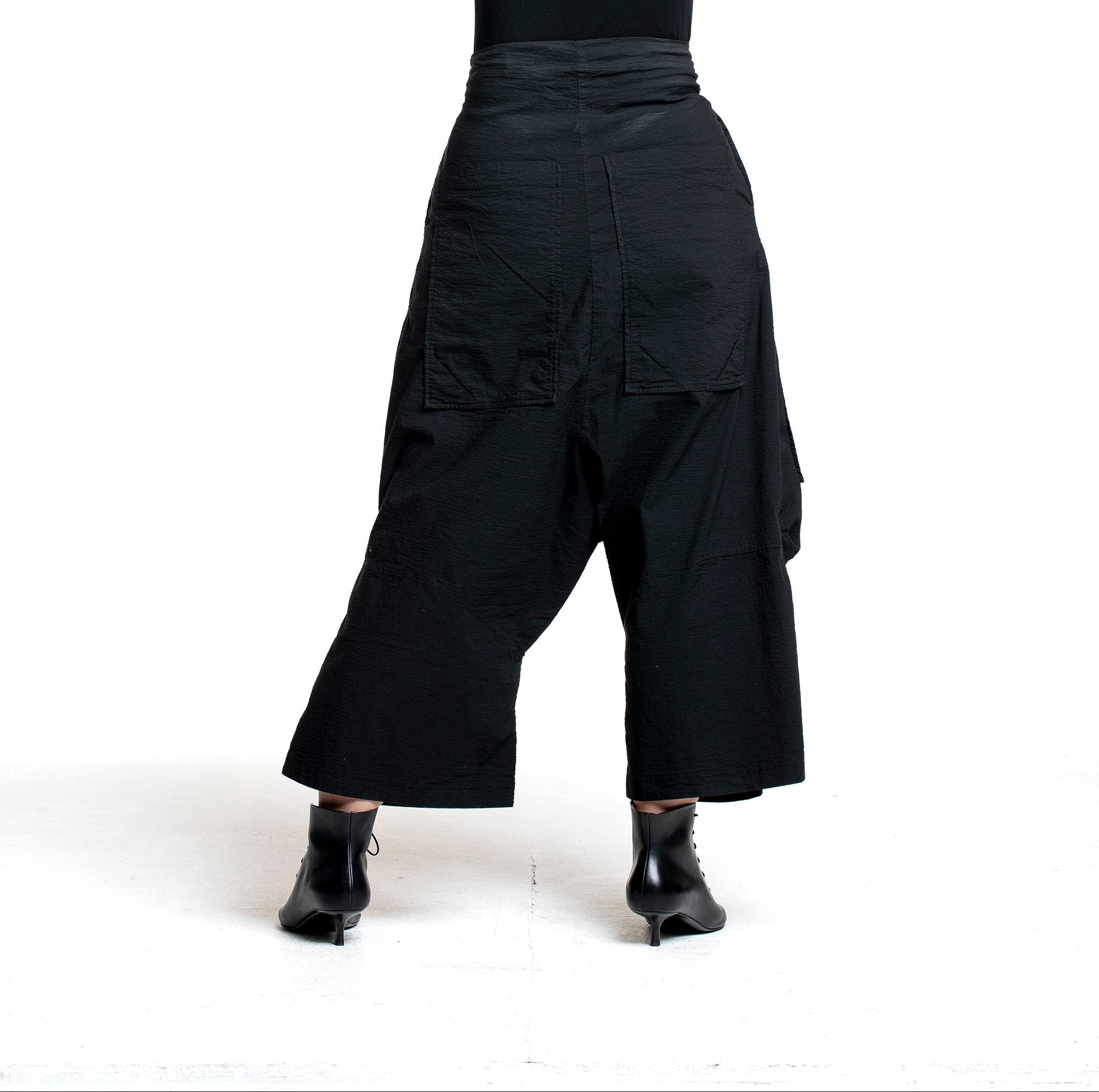Rundholz Damen Sarouel Hose mit hohem Bund schwarz Rückansicht