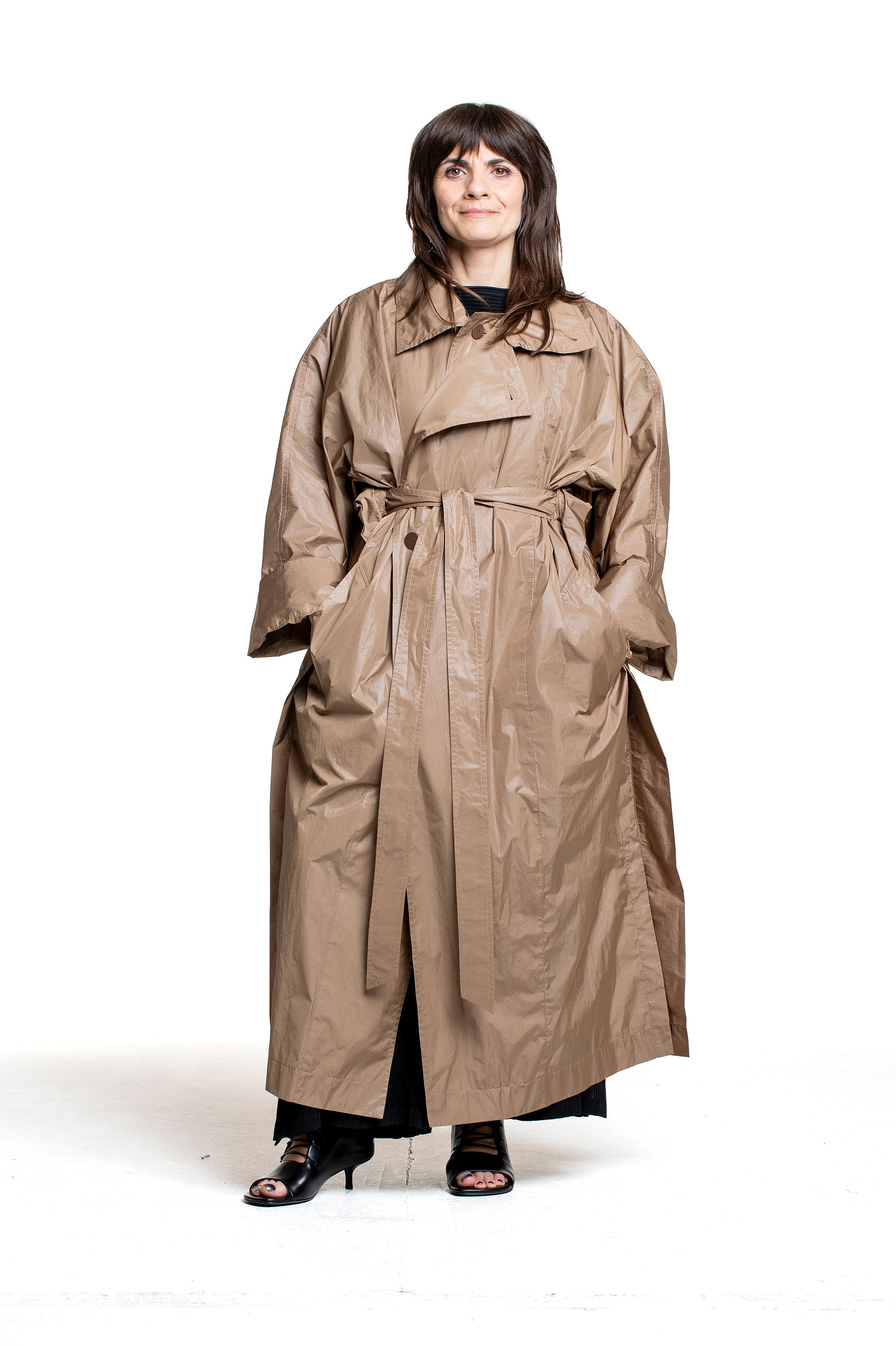 Issey Miyake Damen Avantgarde Mantel AERIAL STEEL beige Vorderansicht