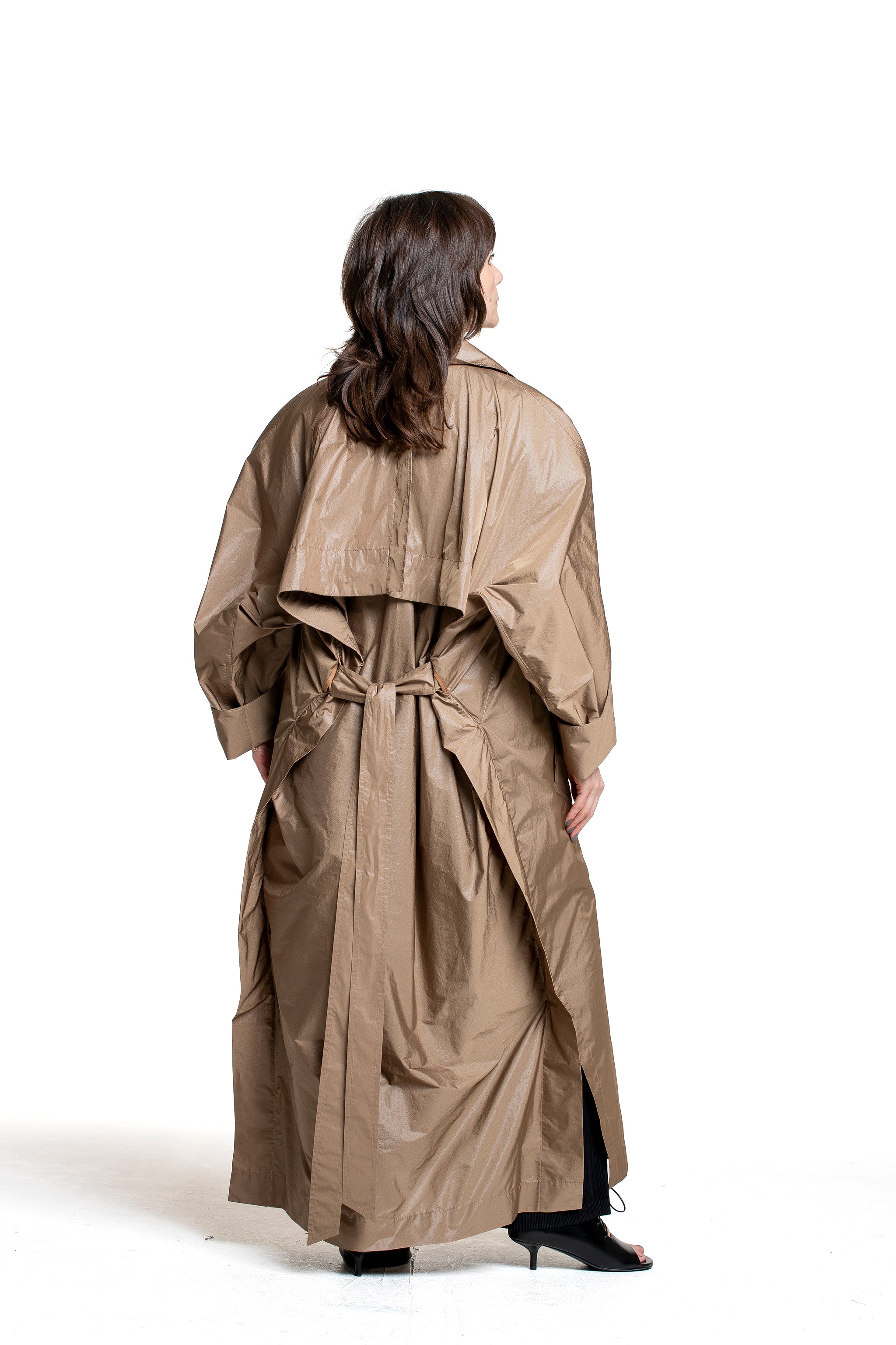 Issey Miyake Damen Avantgarde Mantel AERIAL STEEL beige Rückansicht