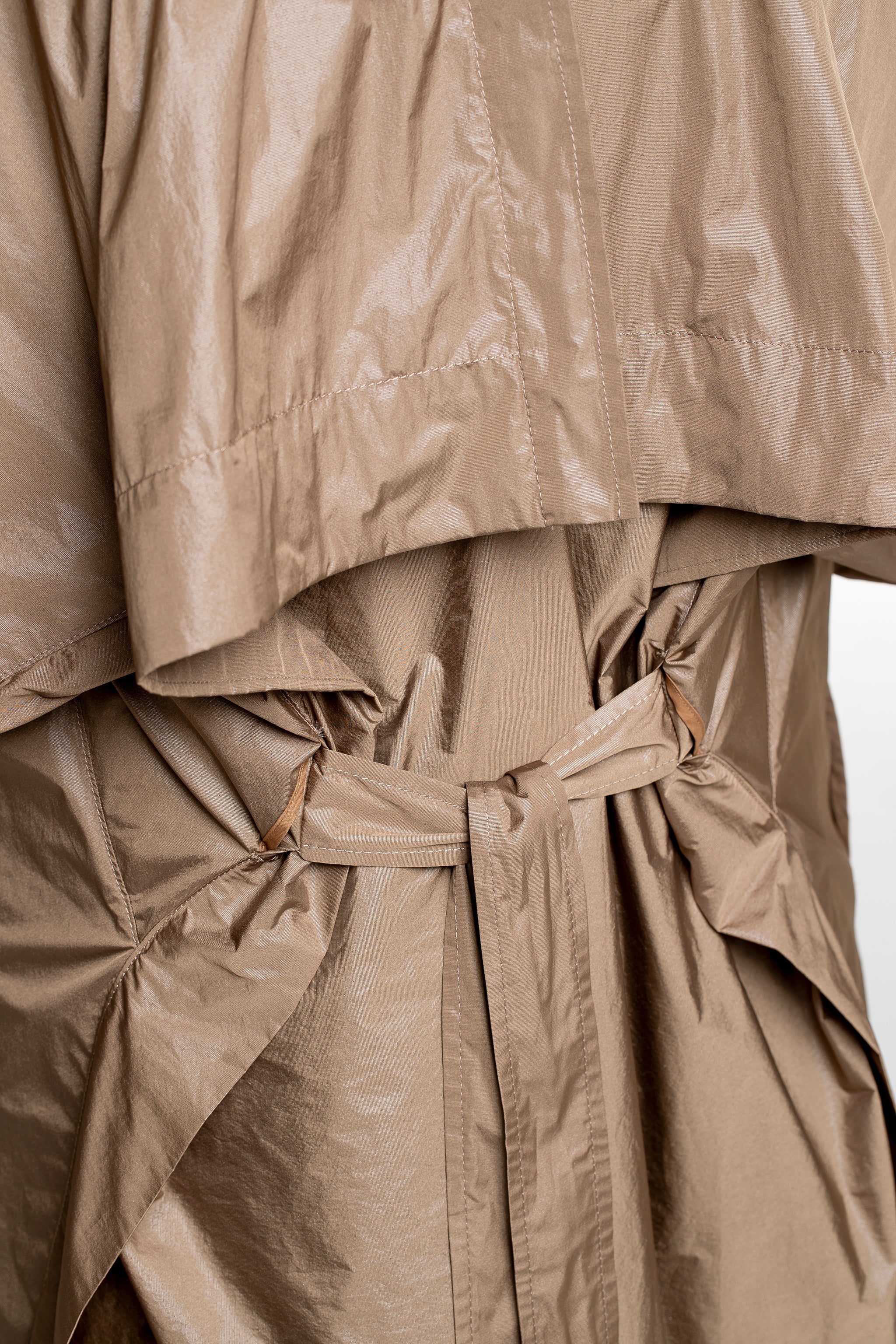 Issey Miyake Damen Avantgarde Mantel AERIAL STEEL beige Detail