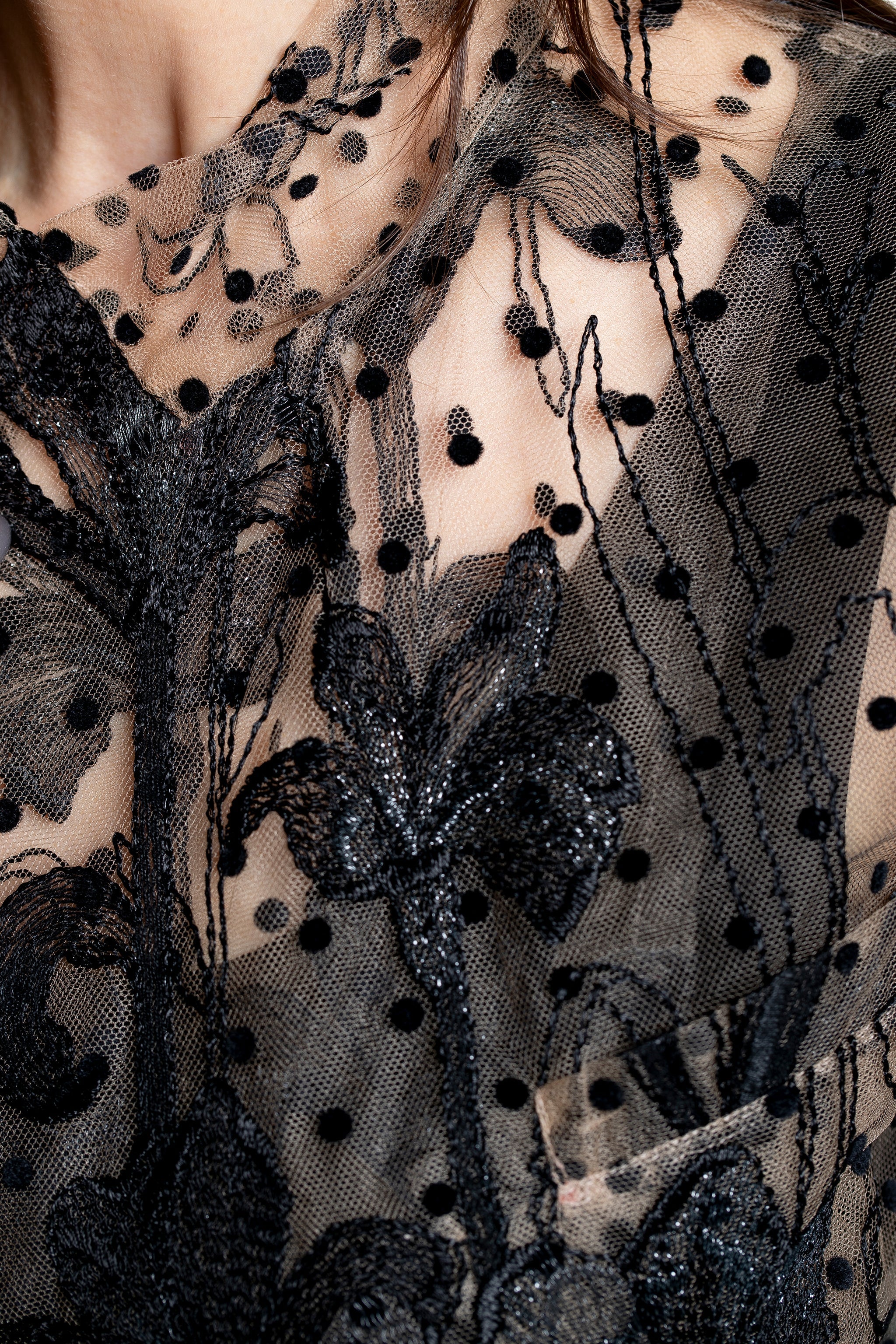 Marc Le Bihan Damen Couture-Jacke aus Tüllspitze schwarz-nude – Detail der transparenten Tüllspitze