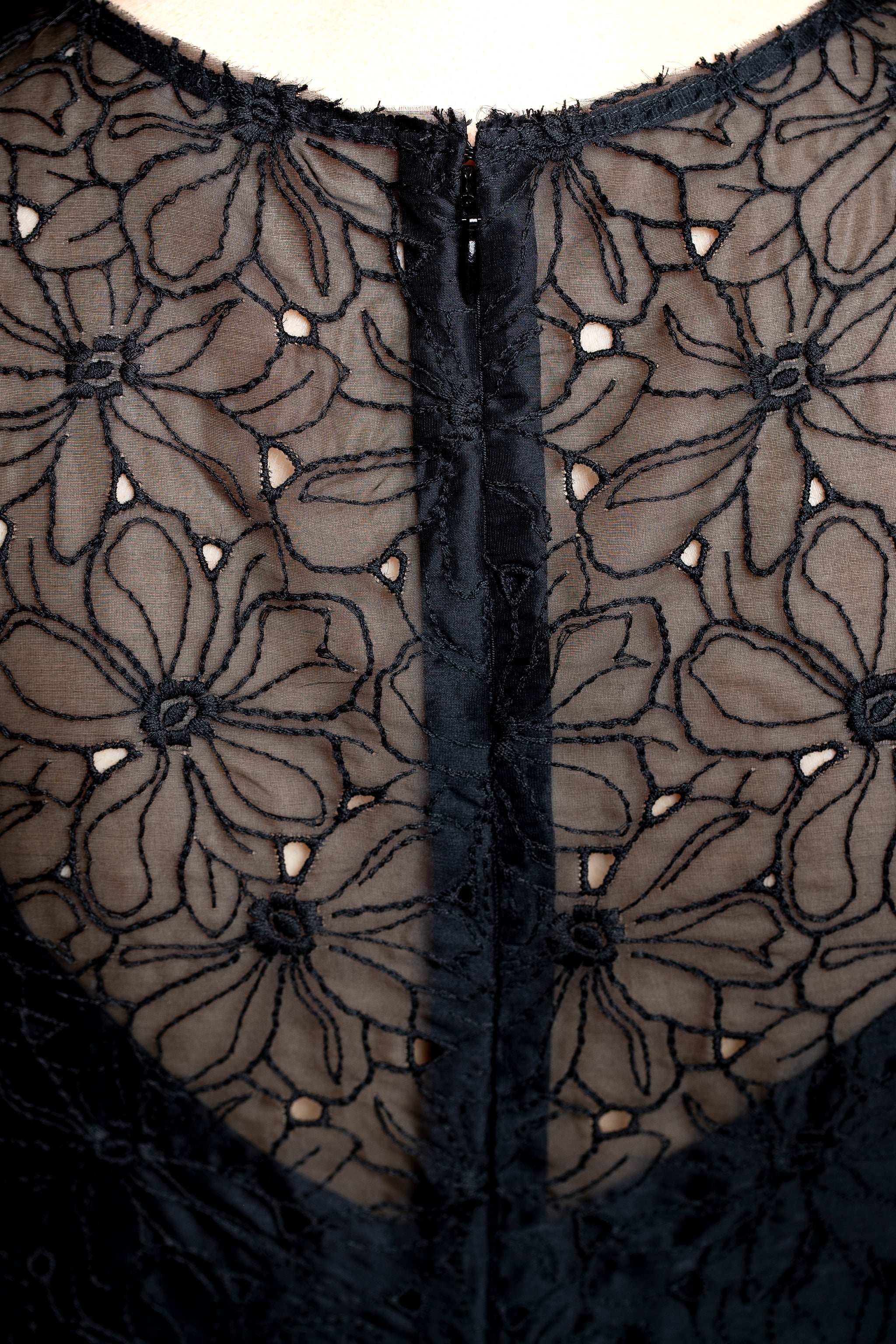 Marc Le Bihan Damen Organza-Kleid schwarz – Detail am Ausschnitt
