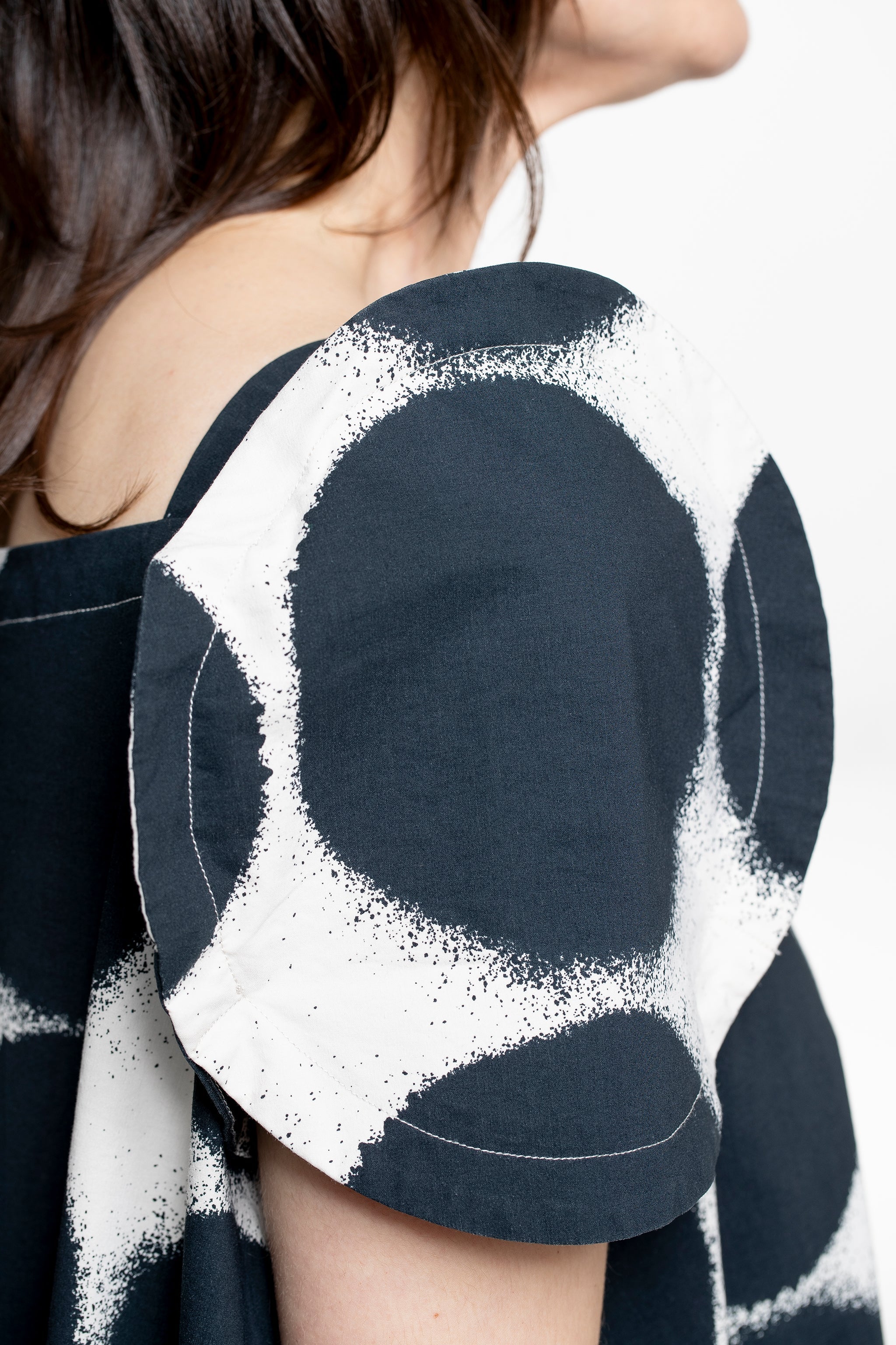 Rundholz Damen Midikleid Punkte Print schwarz-weiß Detailansicht Ärmel