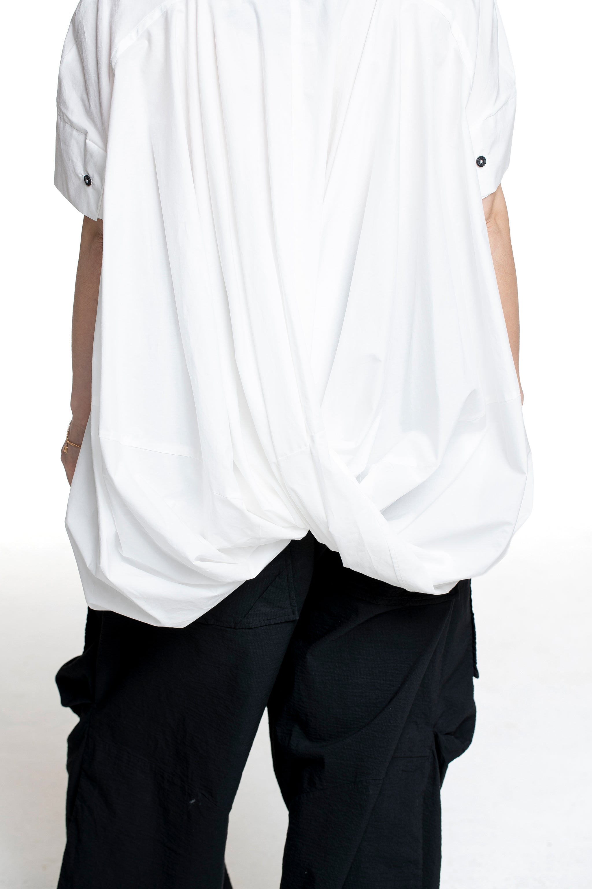 Rundholz Damen Bluse mit drapiertem Rücken paper Detailansicht Drapierung