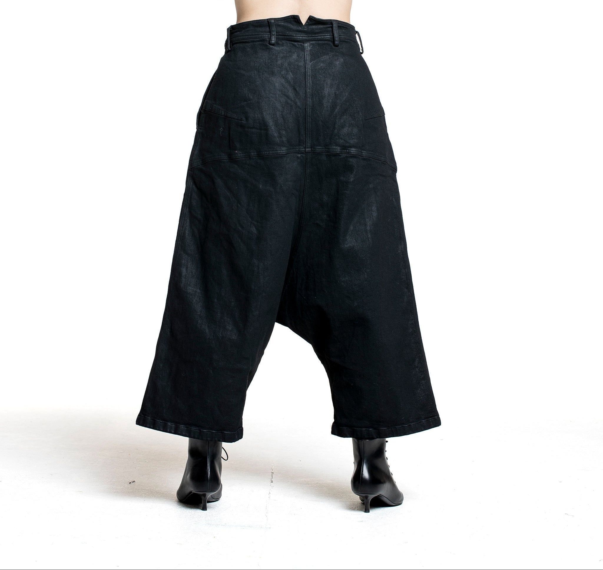 Rundholz DIP Damen Hose schwarz glänzend Rückansicht