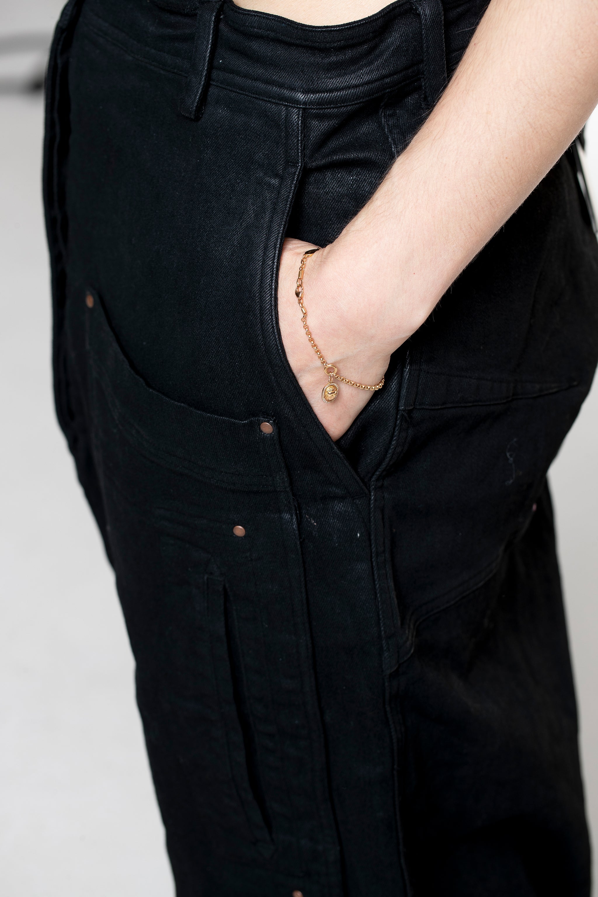 Rundholz DIP Damen Hose schwarz glänzend Detailansicht Tasche