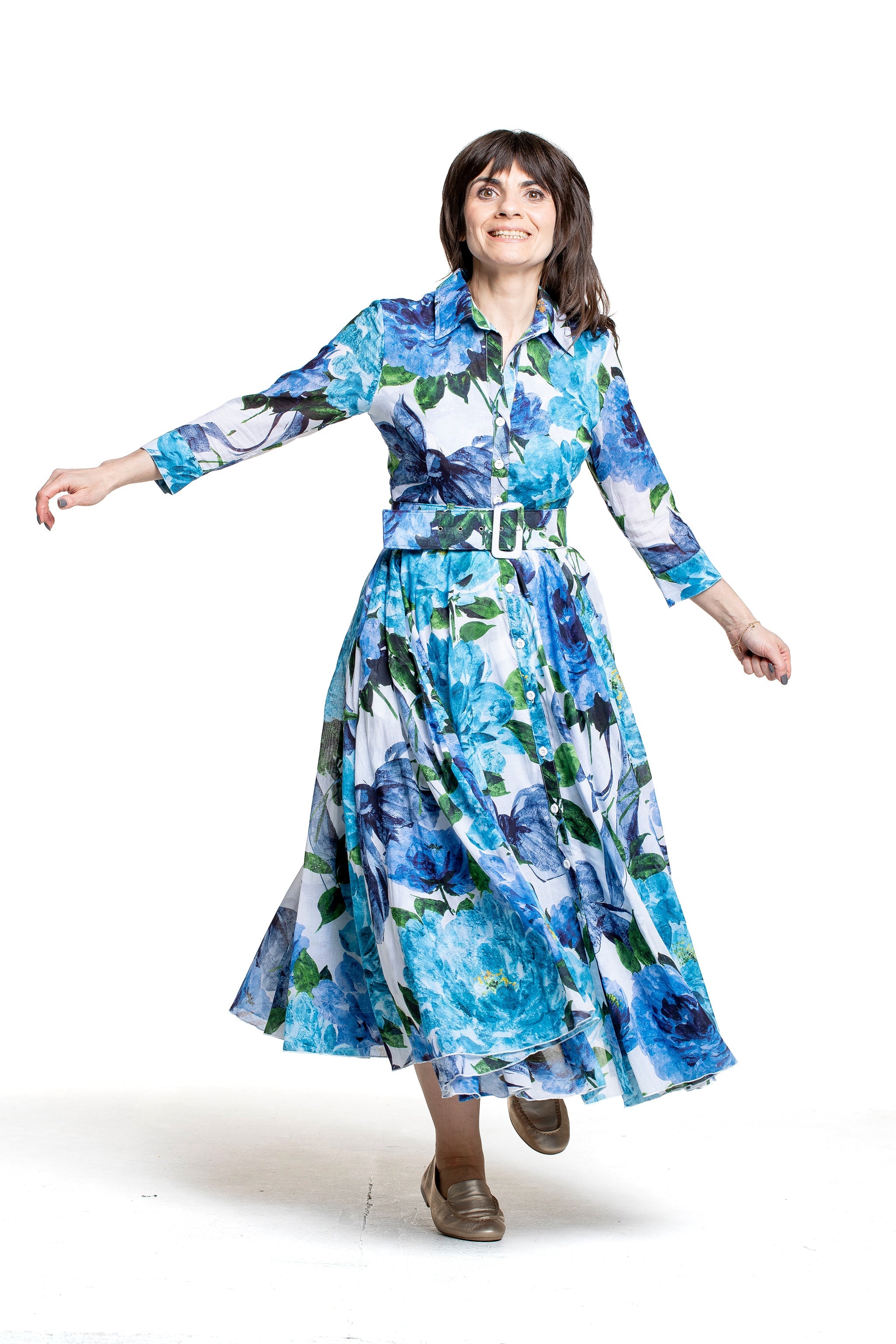 Samantha Sung Damen Aster Hemdblusenkleid Darby Rose weiß-blau – Bewegungsansicht