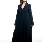 Isabel Benenato Mantel – Rückansicht, klare Silhouette, schwarz