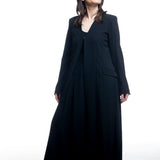 Isabel Benenato Mantel – Rückansicht, klare Silhouette, schwarz