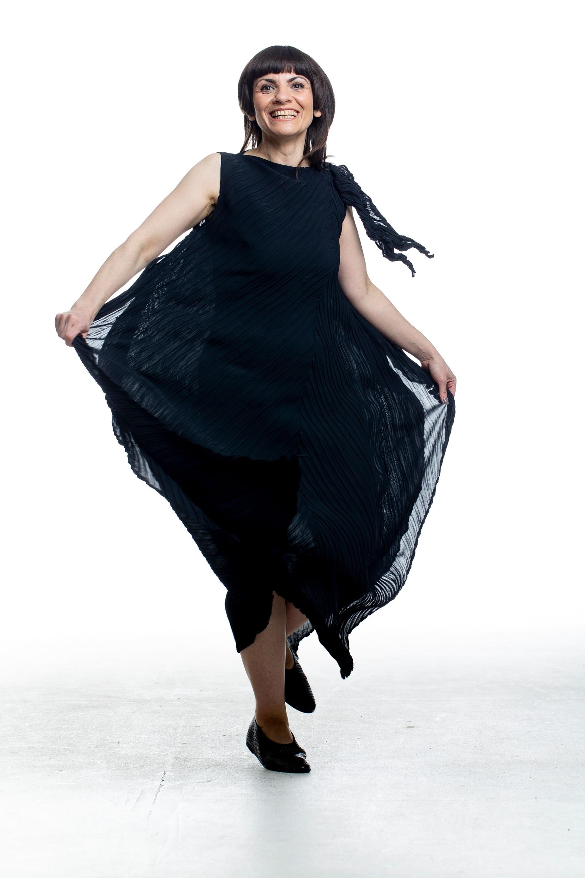 Issey Miyake Kleid – Bewegung im Stoff, kunstvolle Plissierung
