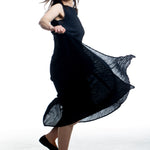 „Issey Miyake Kleid – Bewegung im Stoff, kunstvolle Plissierung