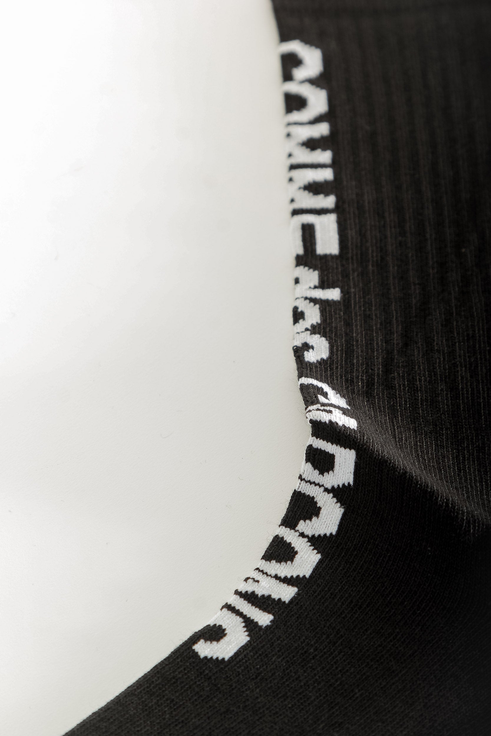 Comme Des Garçons Socken mit Logo-Print schwarz