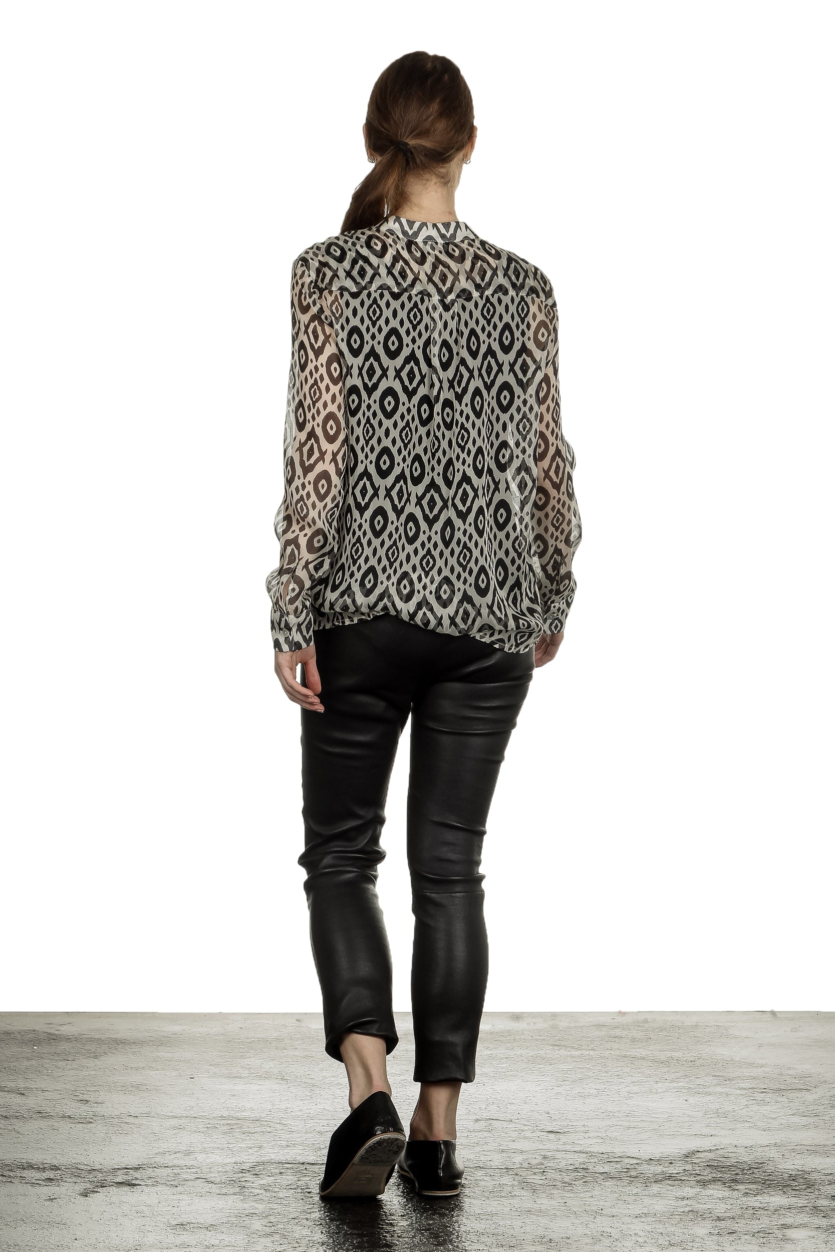813 Ottotredici Damen Transparente Bluse mit Print aus Seide mehrfarbig