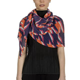 ISSEY MIYAKE PLEATS PLEASE Schal mit grafischem Print mehrfarbig
